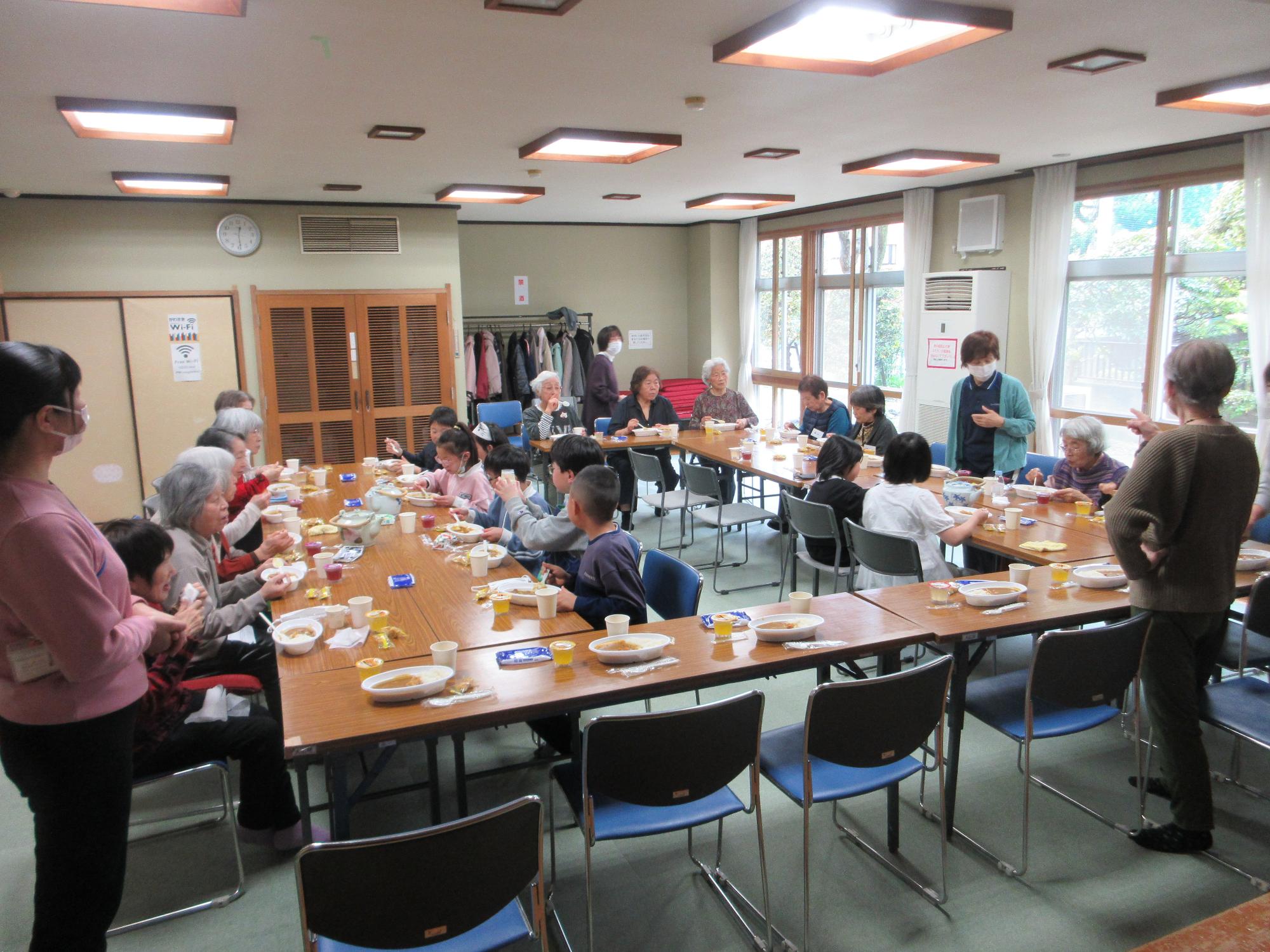 カレーを食べる様子