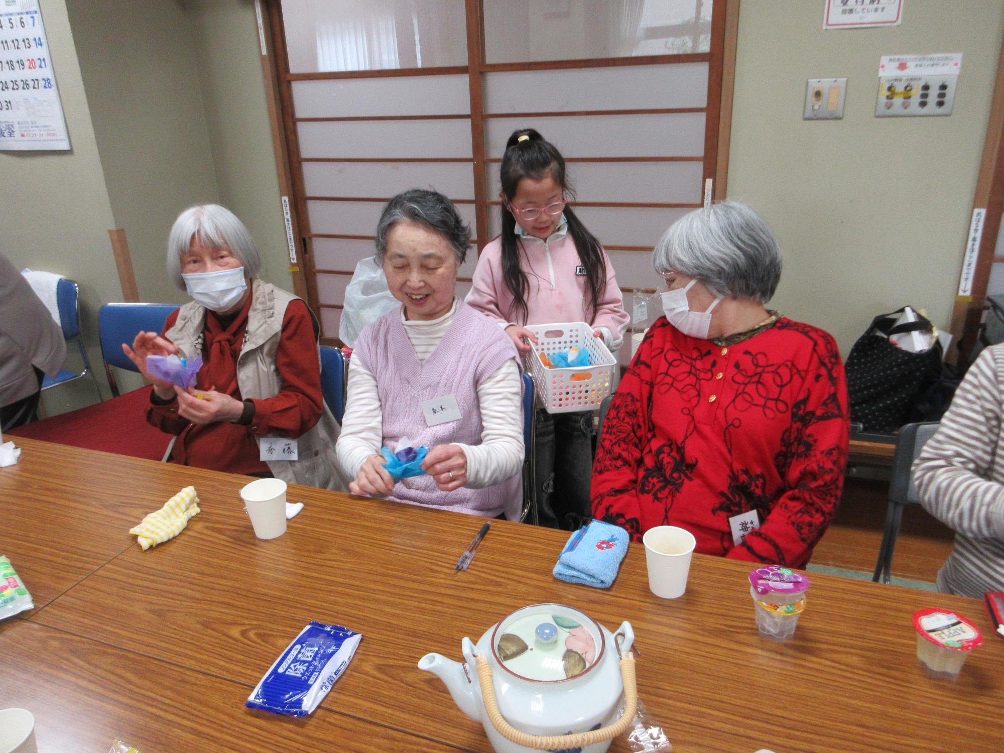 お花をプレゼントする様子