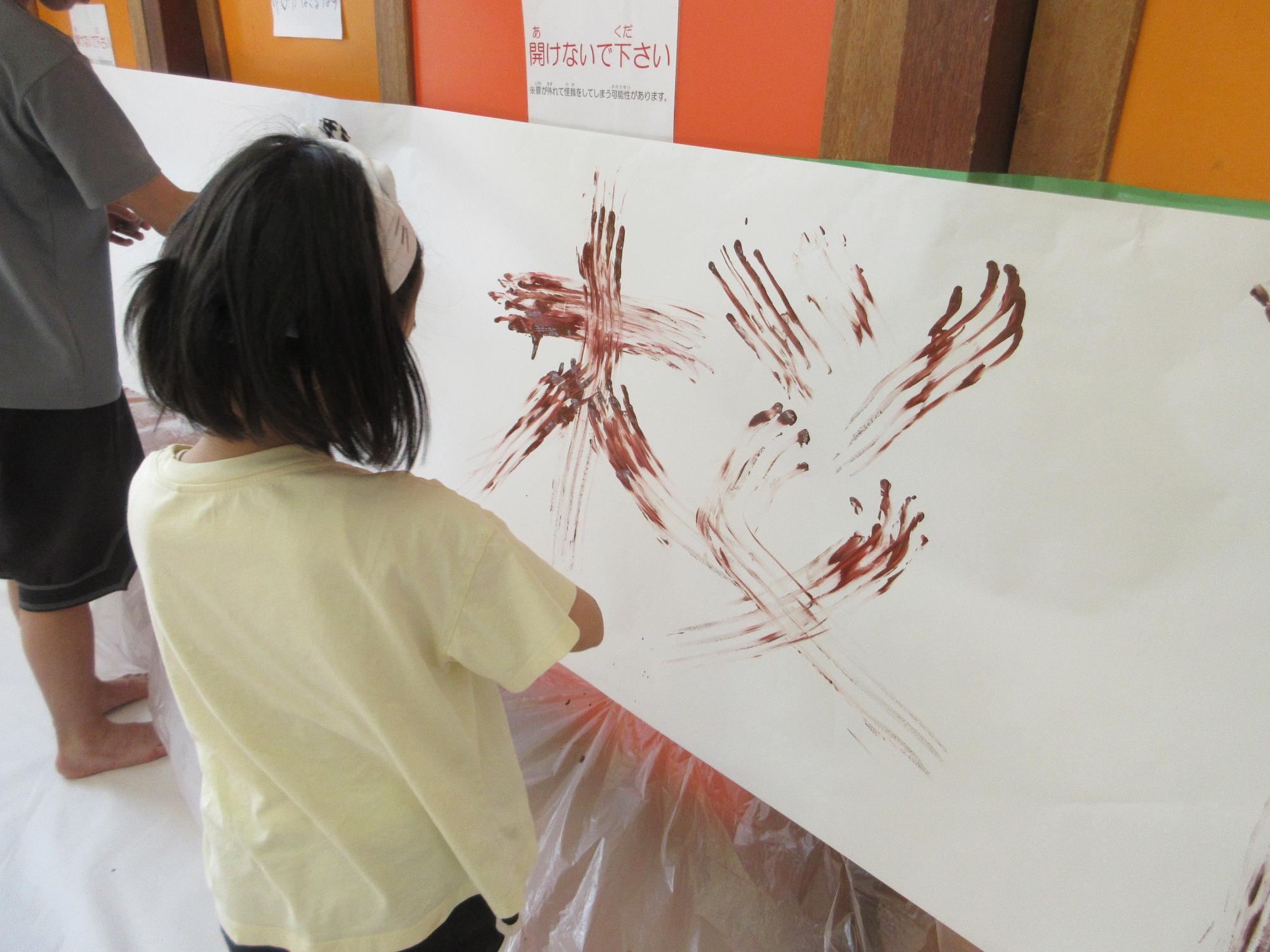 絵を描くこどもたちの写真