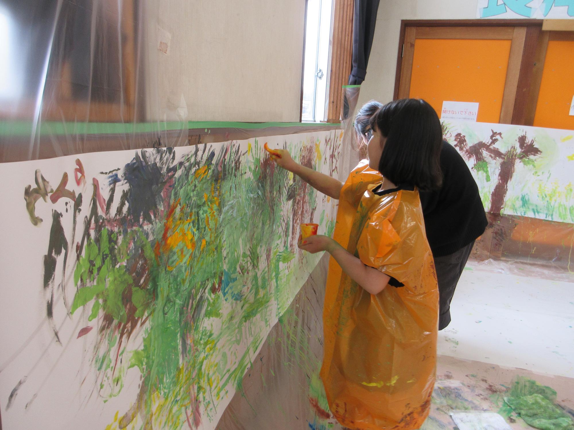 絵を描くこどもたちの写真