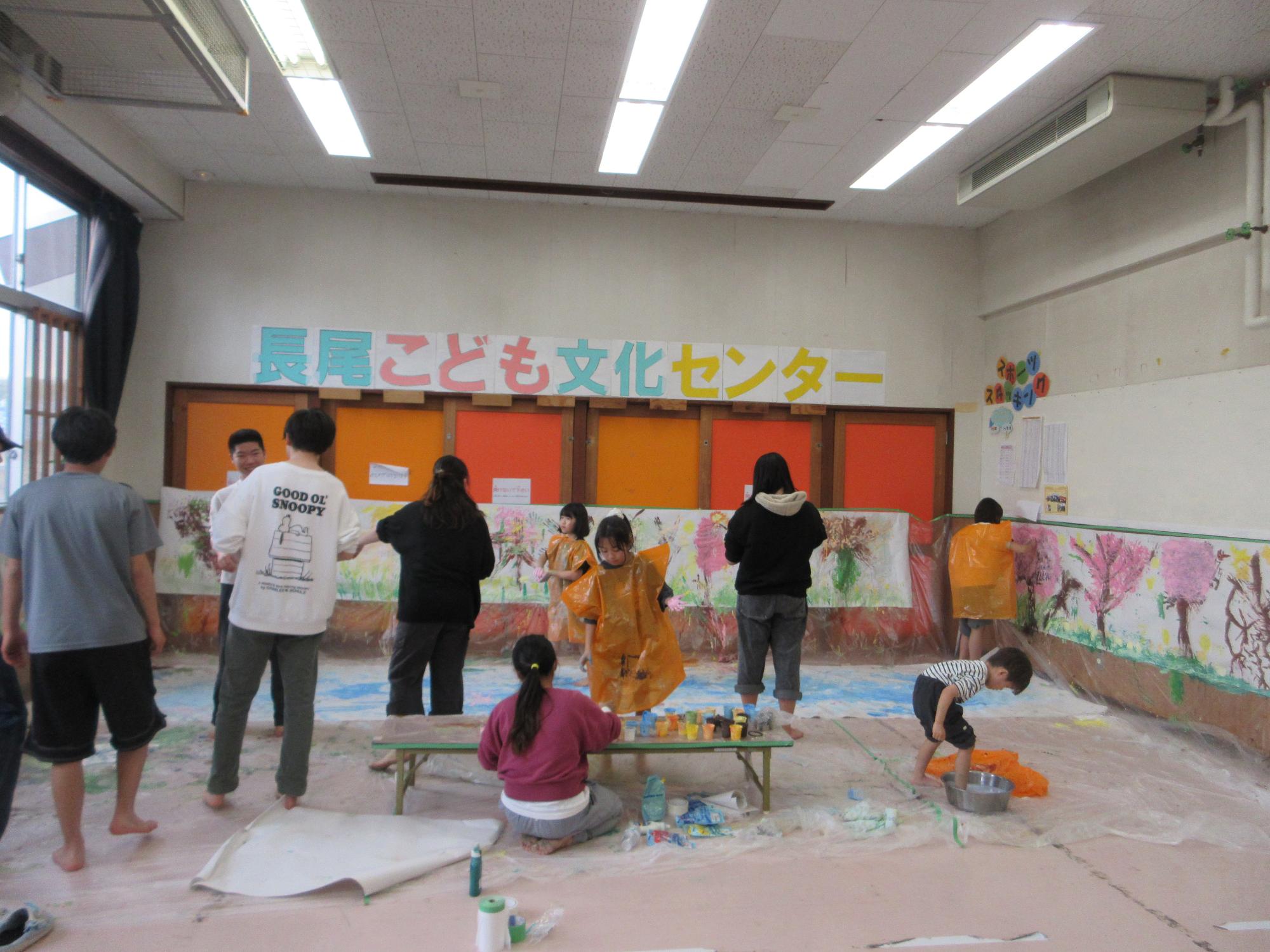 絵を描くこどもたちの写真