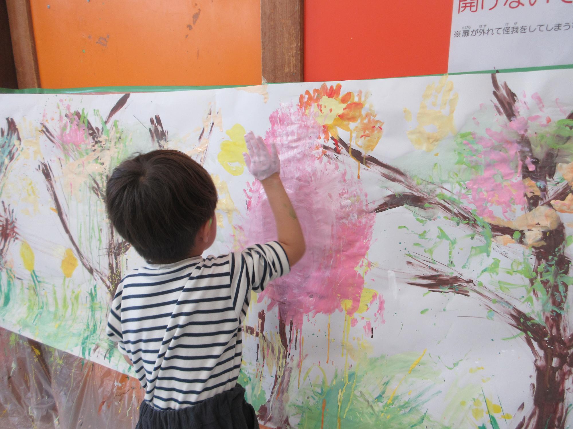 絵を描くこどもたちの写真