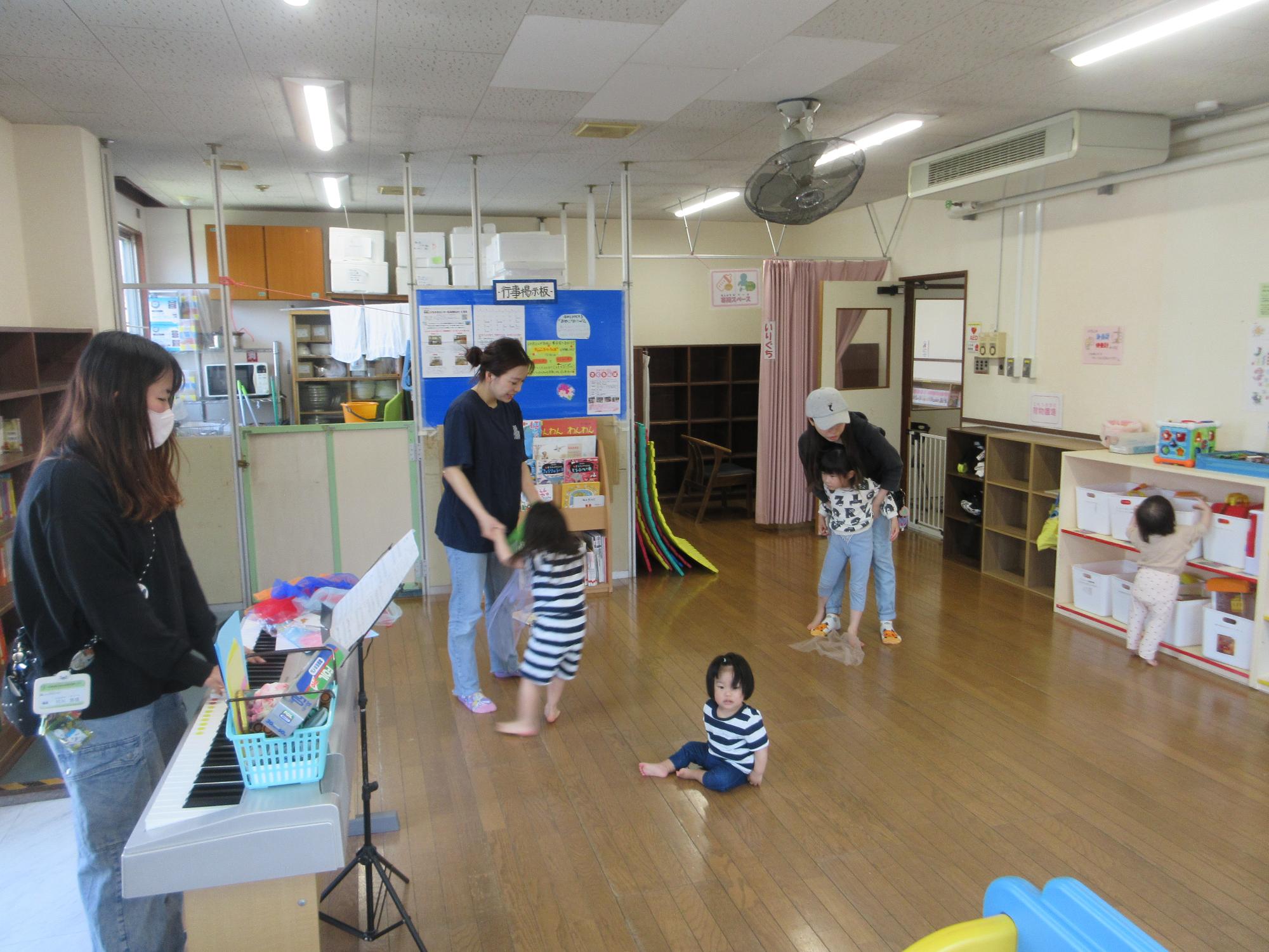 リトミックをする子どもたちの写真