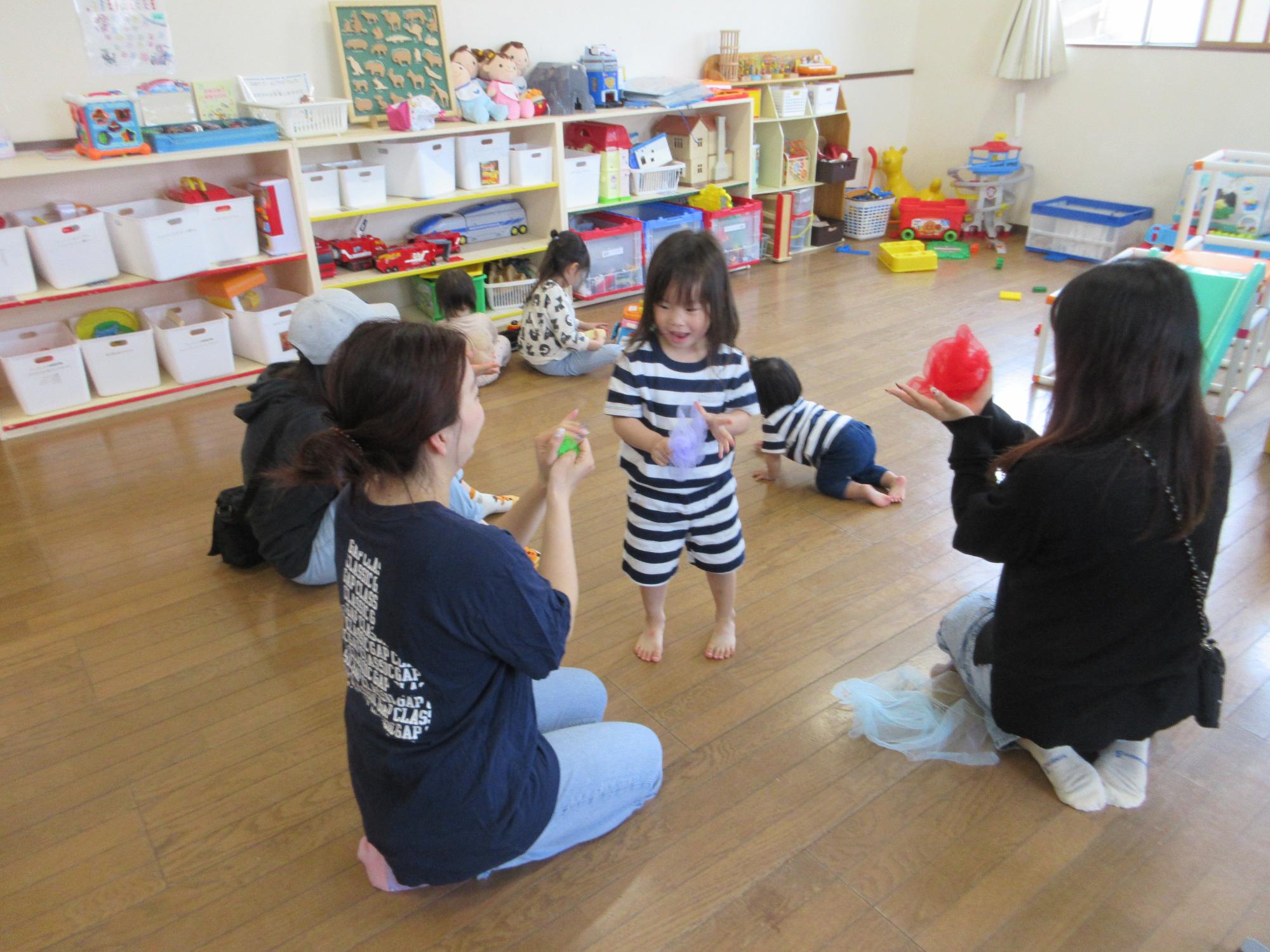 リトミックをする子どもたちの写真