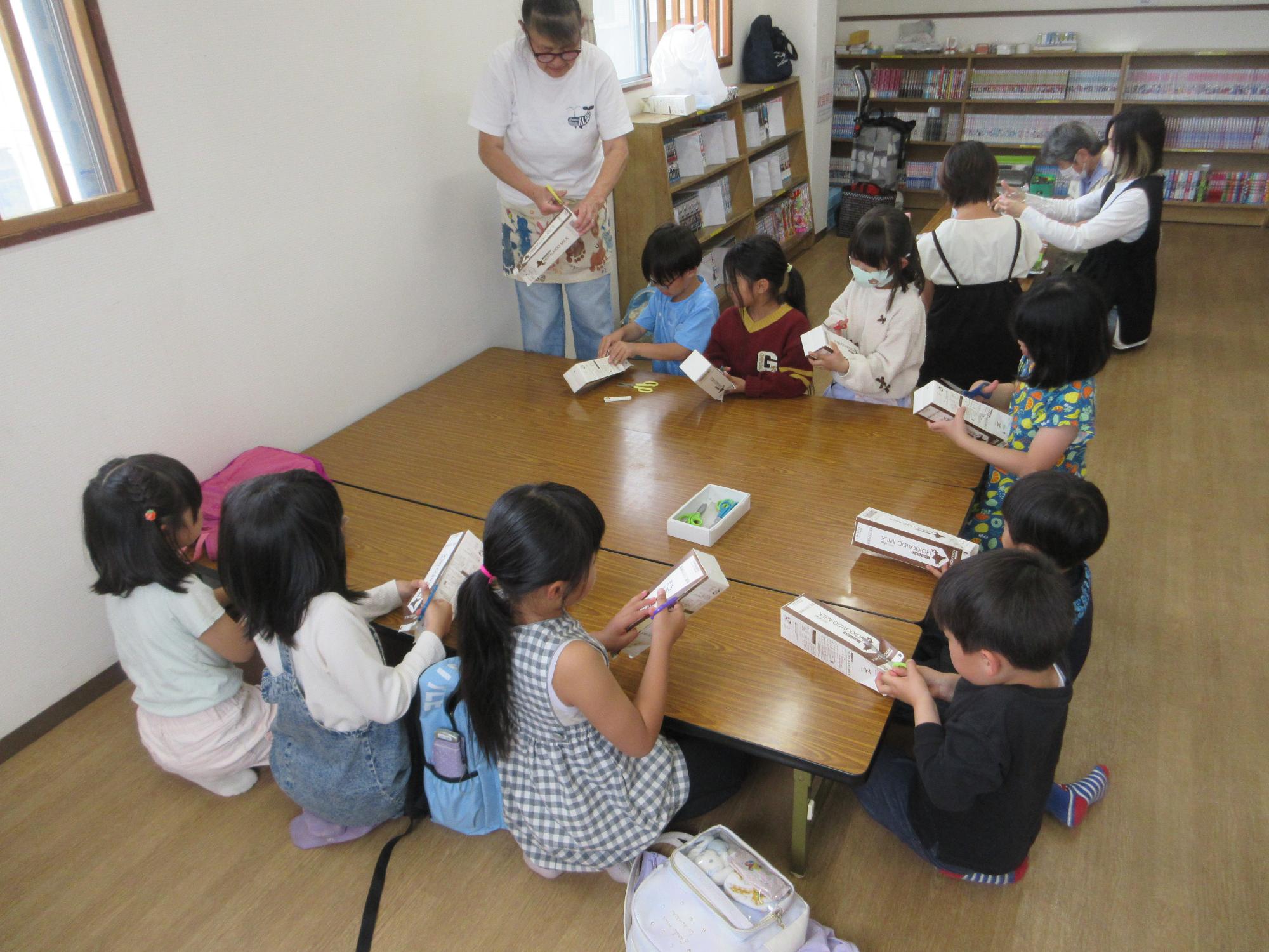 工作をする子どもたちの写真