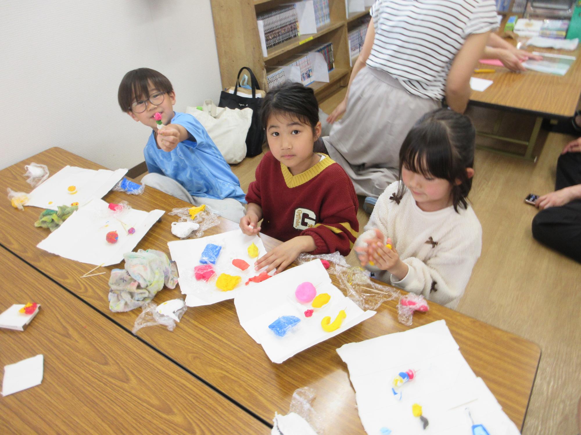 工作をする子どもたちの写真