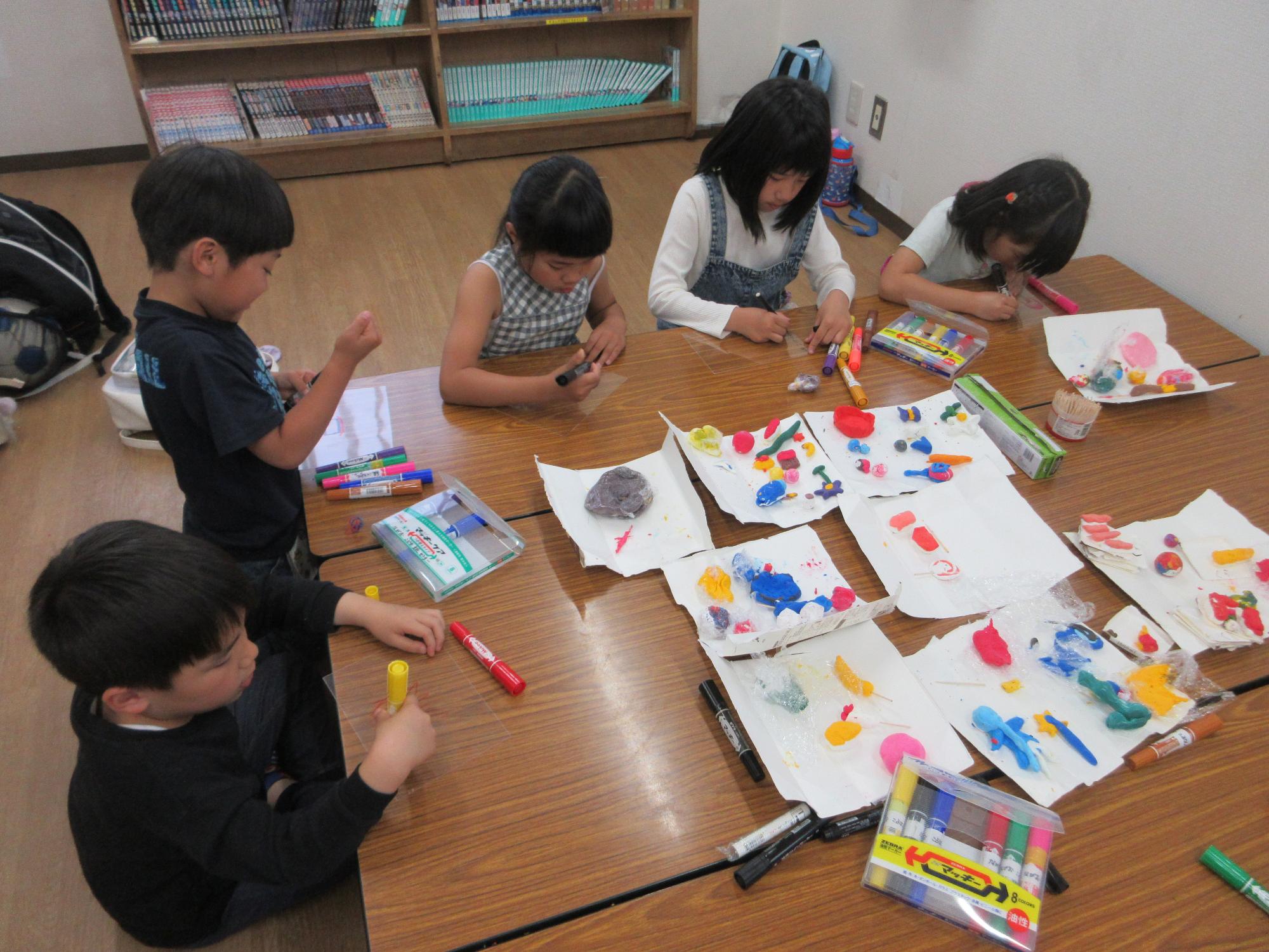 工作をする子どもたちの写真