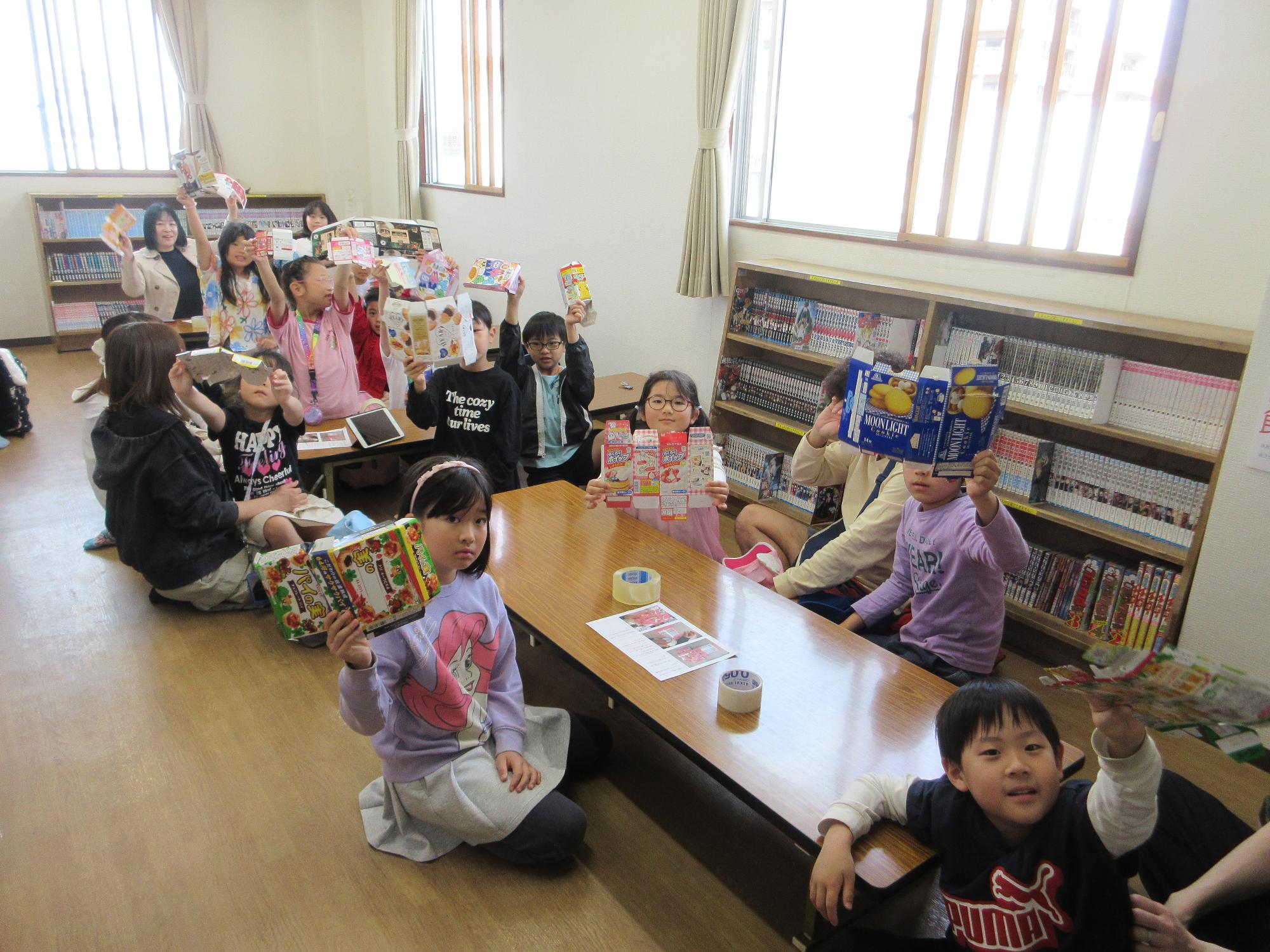 工作をする子どもたちの写真