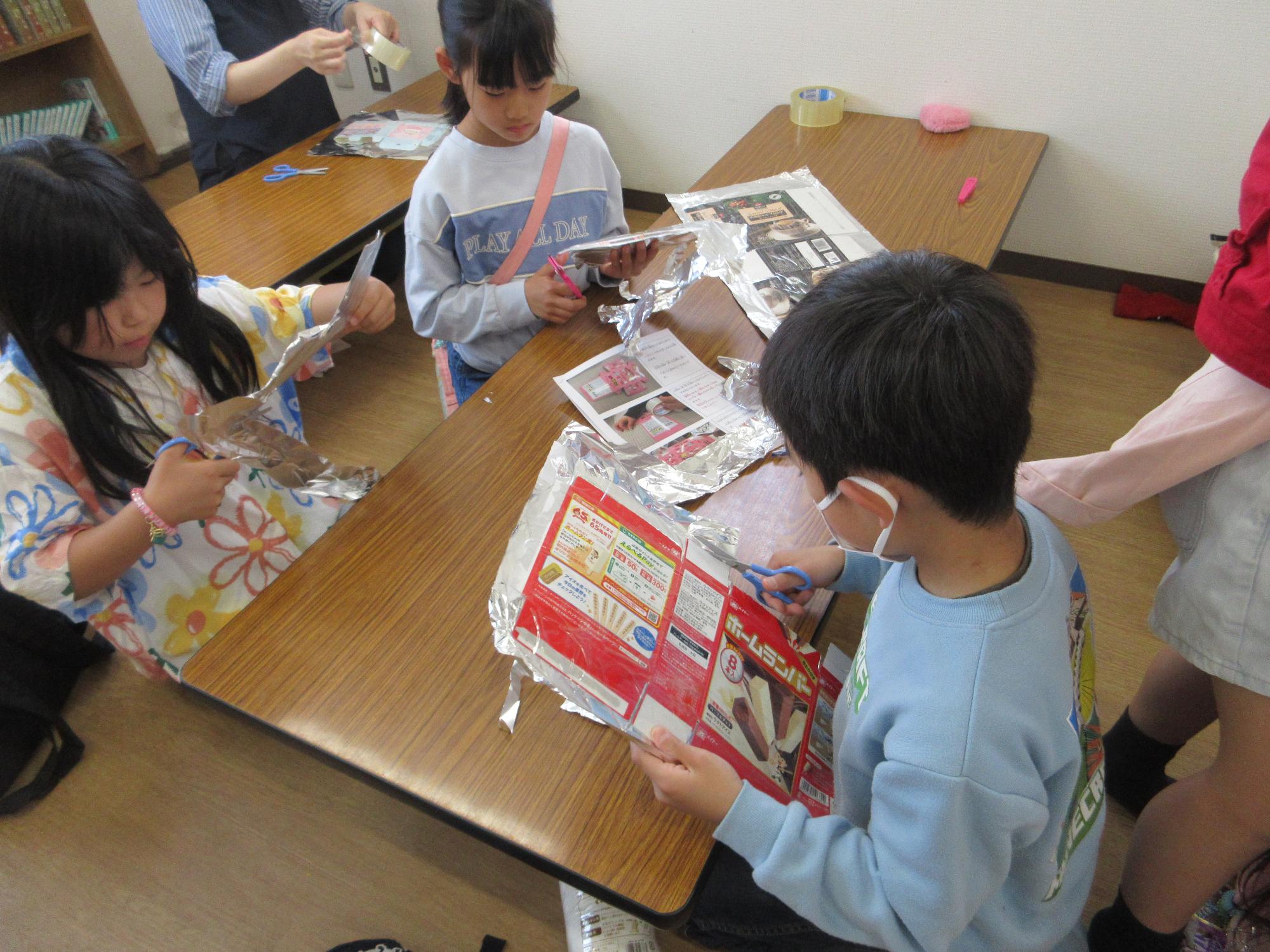 工作をする子どもたちの写真