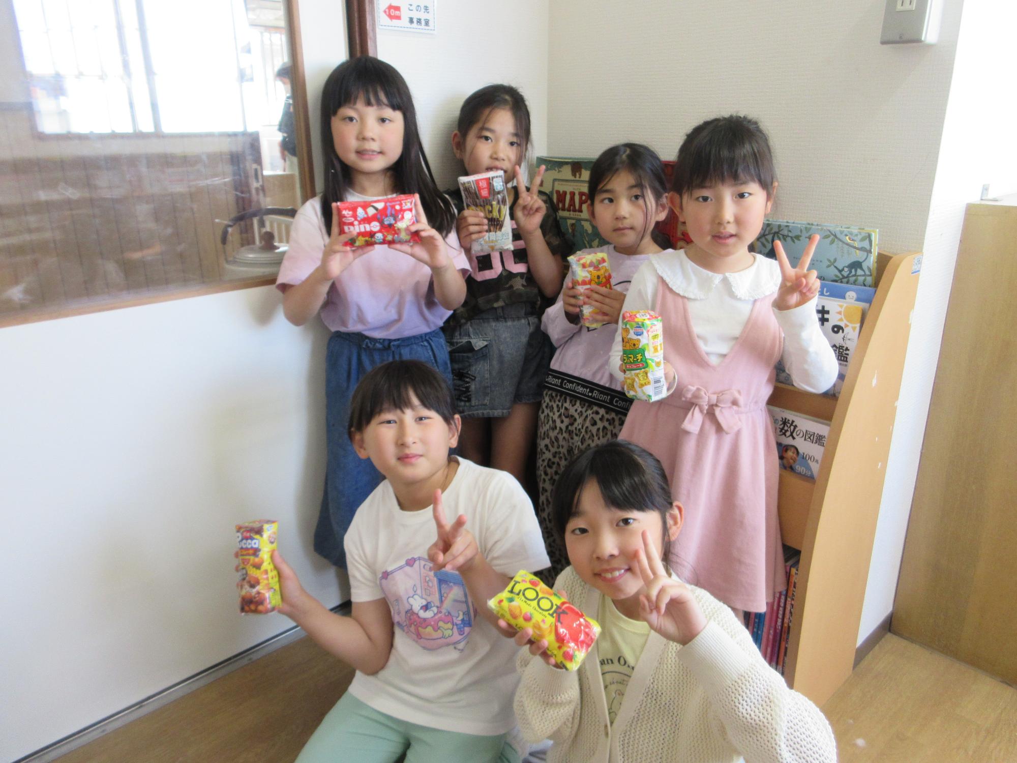 工作を持つ子どもたちの写真