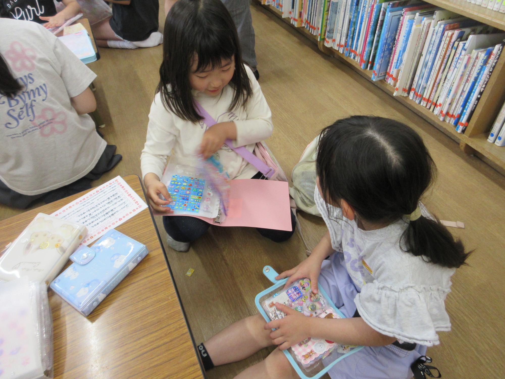シール交換をするこどもたちの写真