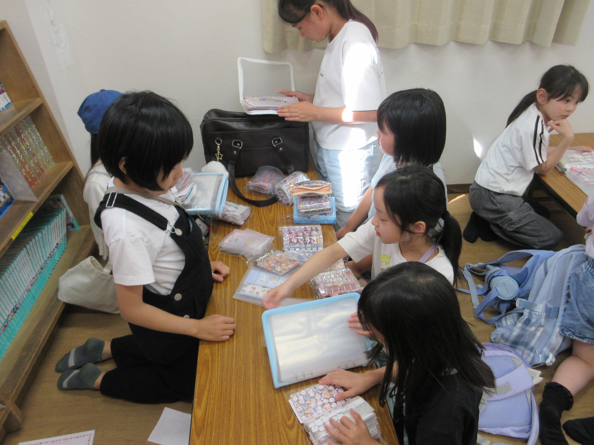 シール交換をするこどもたちの写真