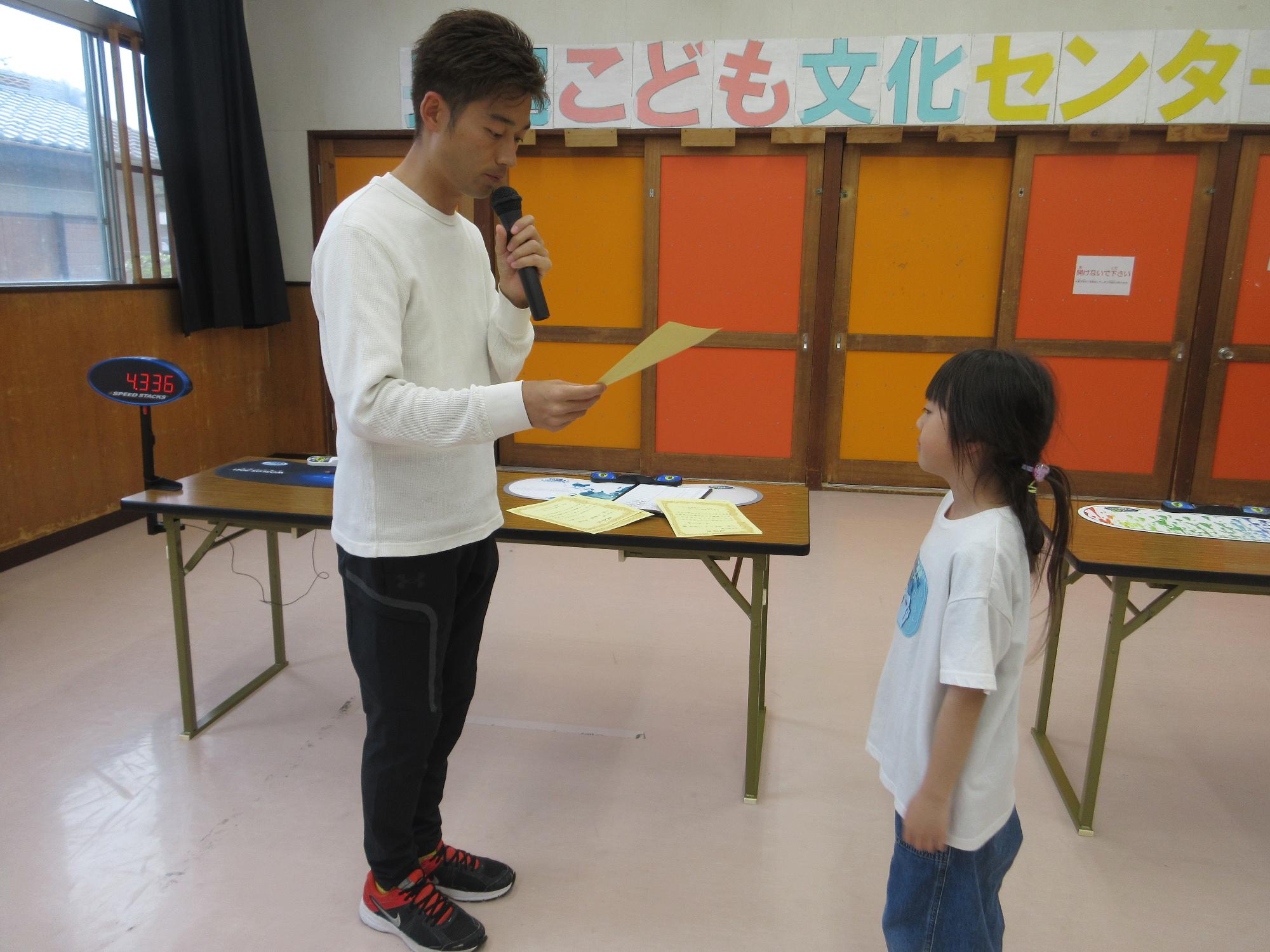 スポーツスタッキングをするこどもたちの写真