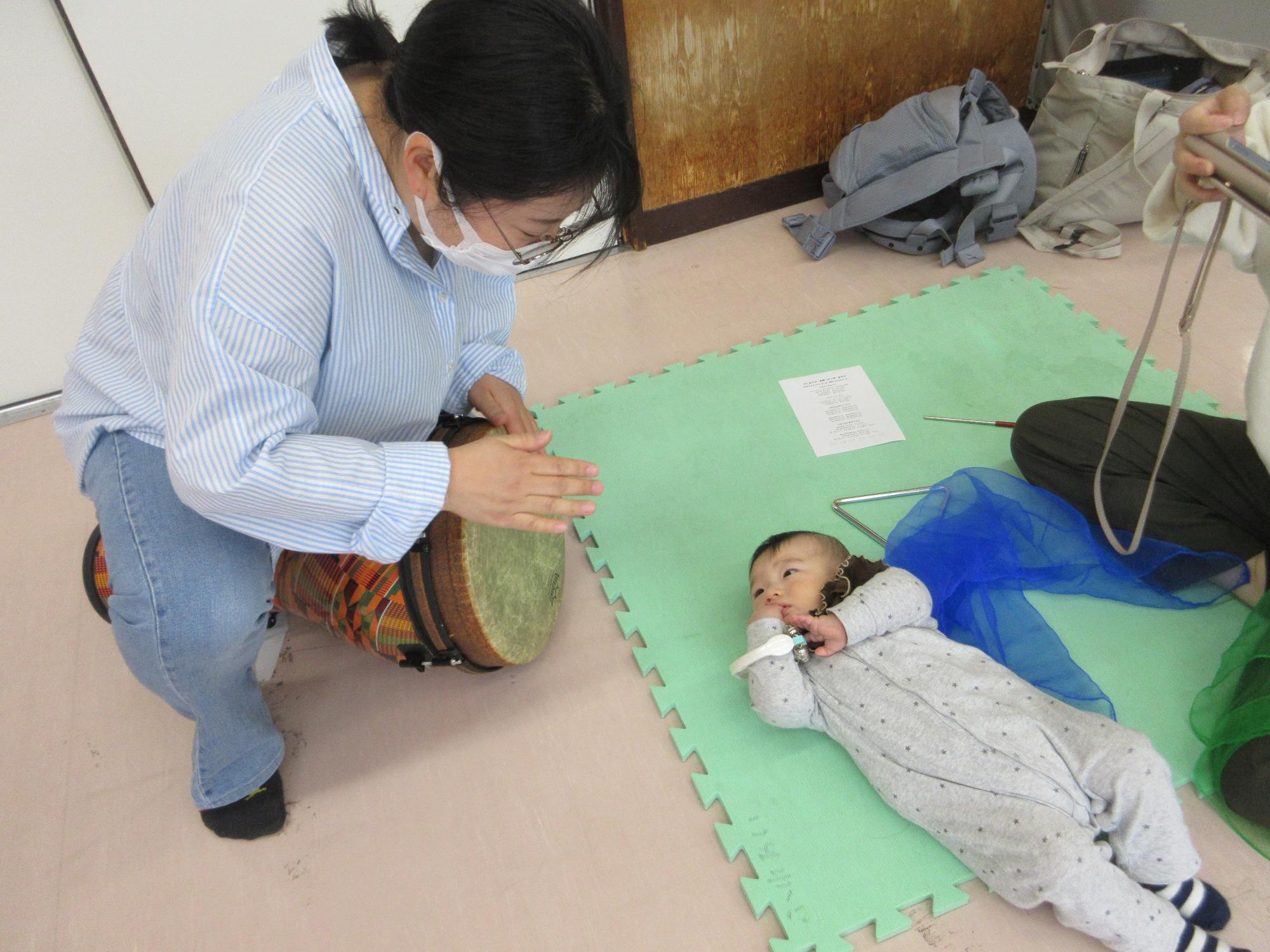 楽器の演奏を聴くこどもの写真
