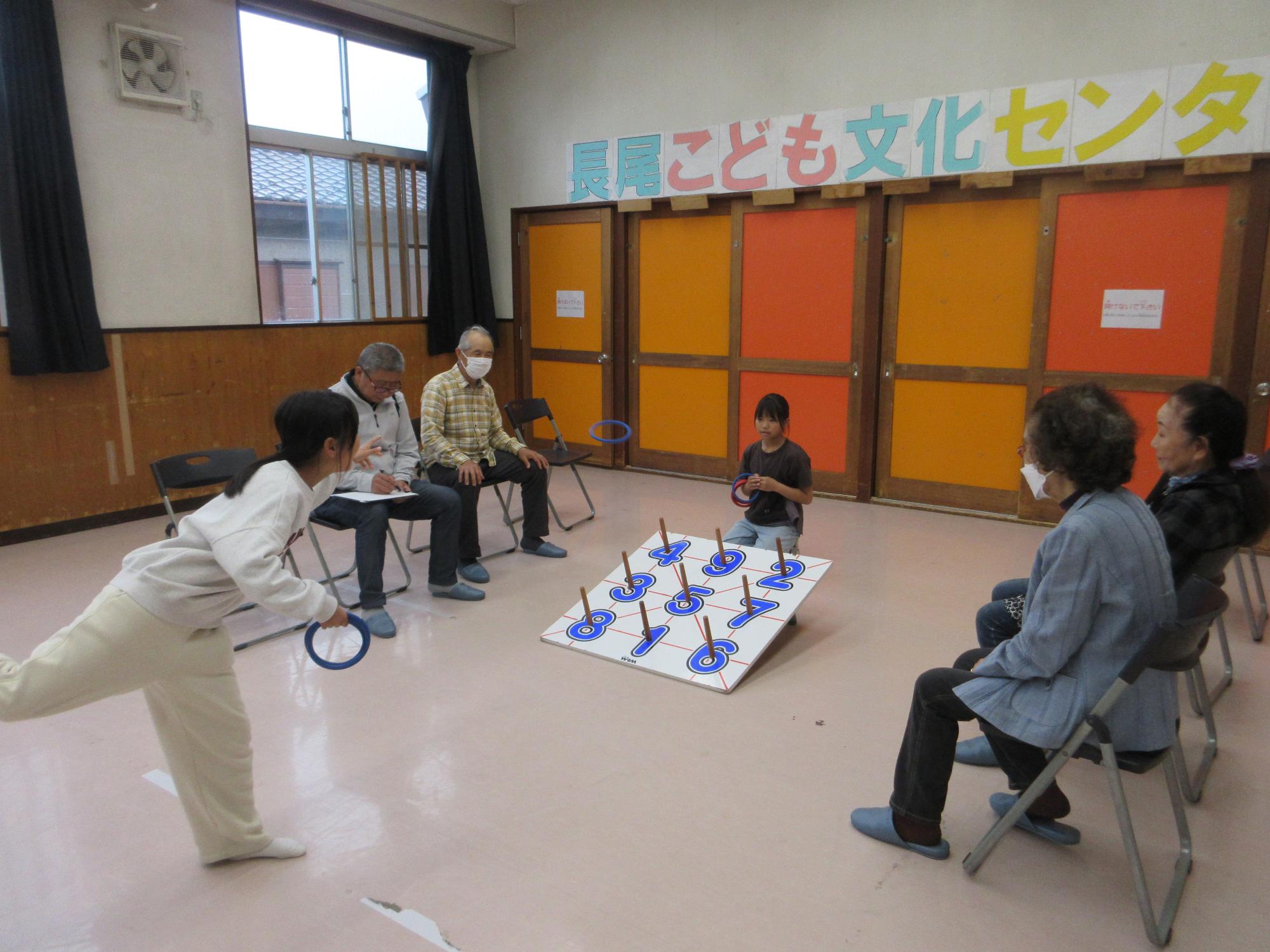 わなげをする人たちの写真