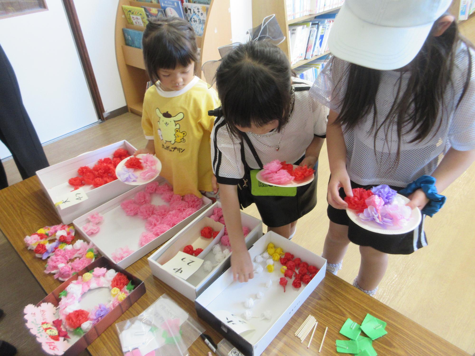 材料を選ぶこどもの様子