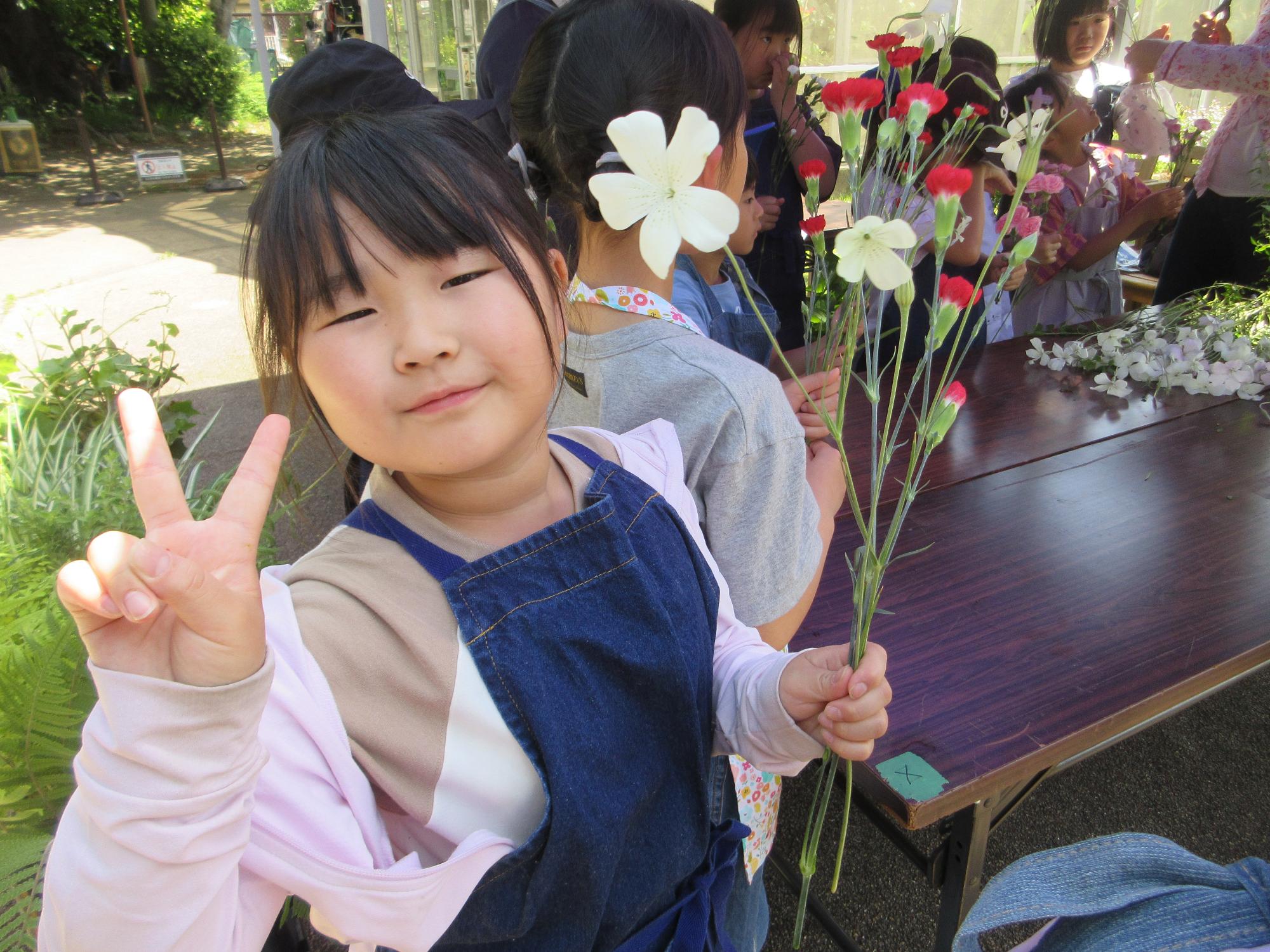 花束を作る子どもの様子