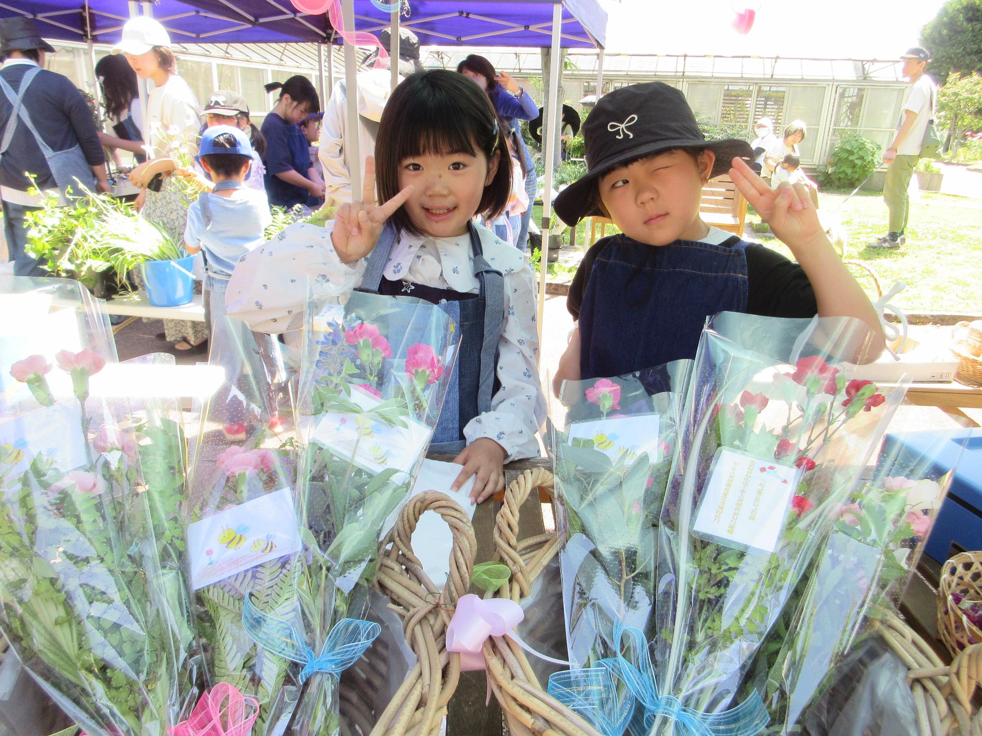 花束を販売する子どもの様子