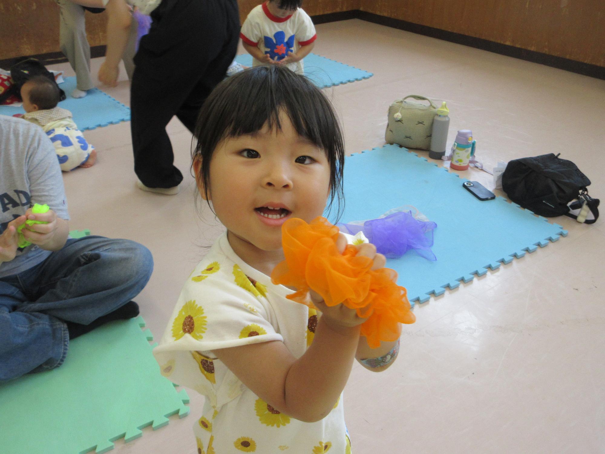 スカーフ遊びの様子
