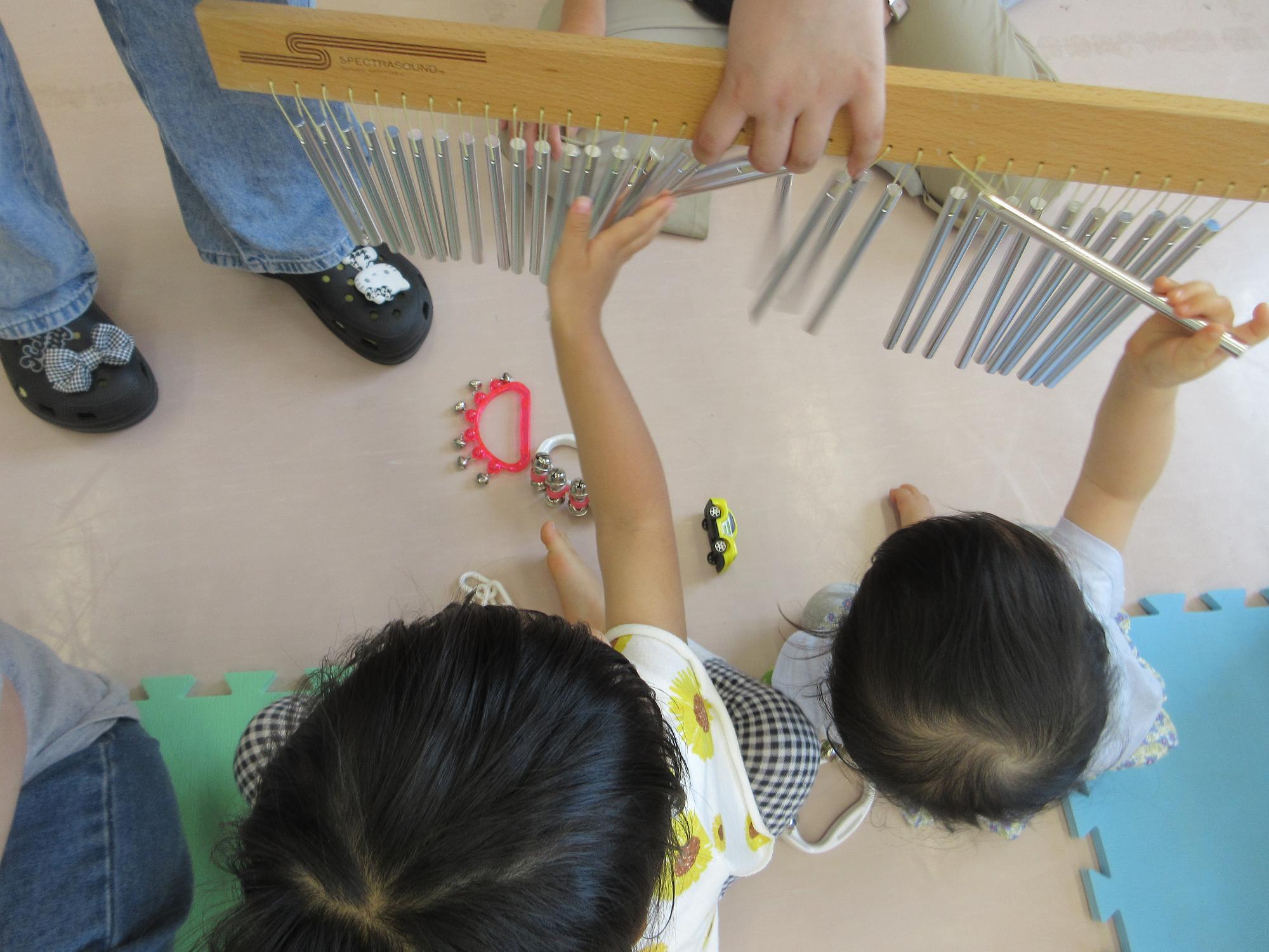 ウィンドチャイムを鳴らす子どもの様子