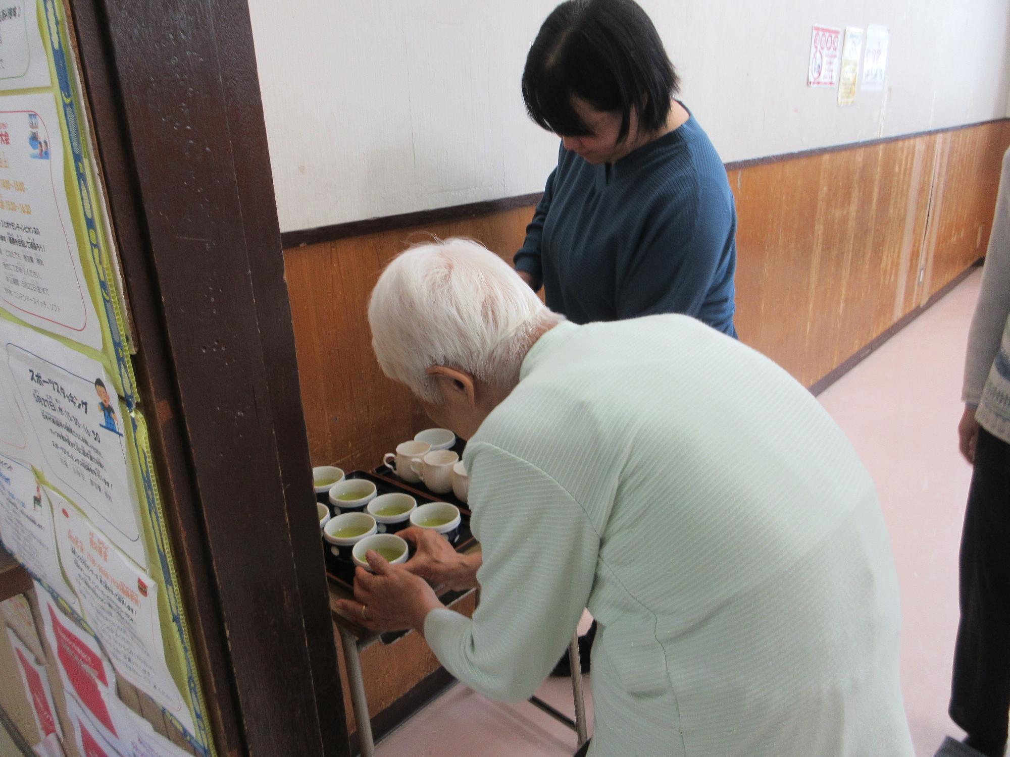 温かいお茶を配っている様子