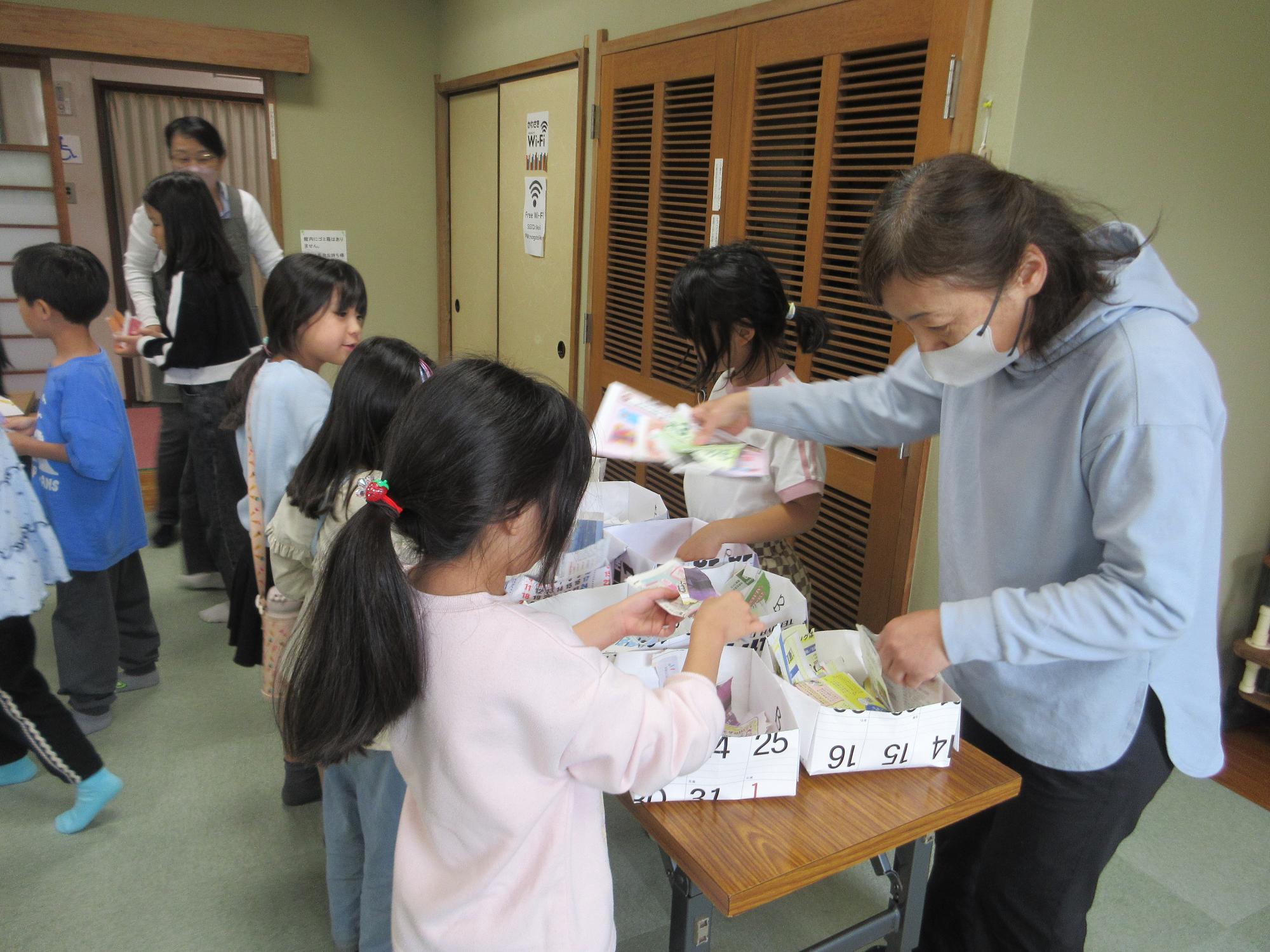 新聞紙を選んでいる様子