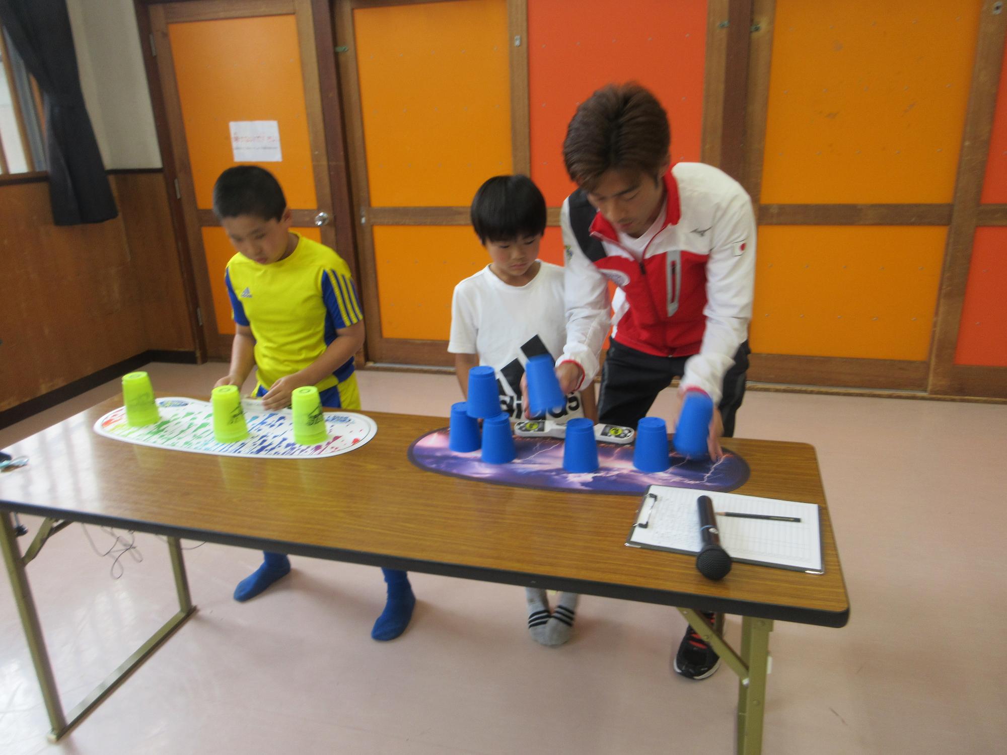 瀬尾さんに教えてもらっている様子