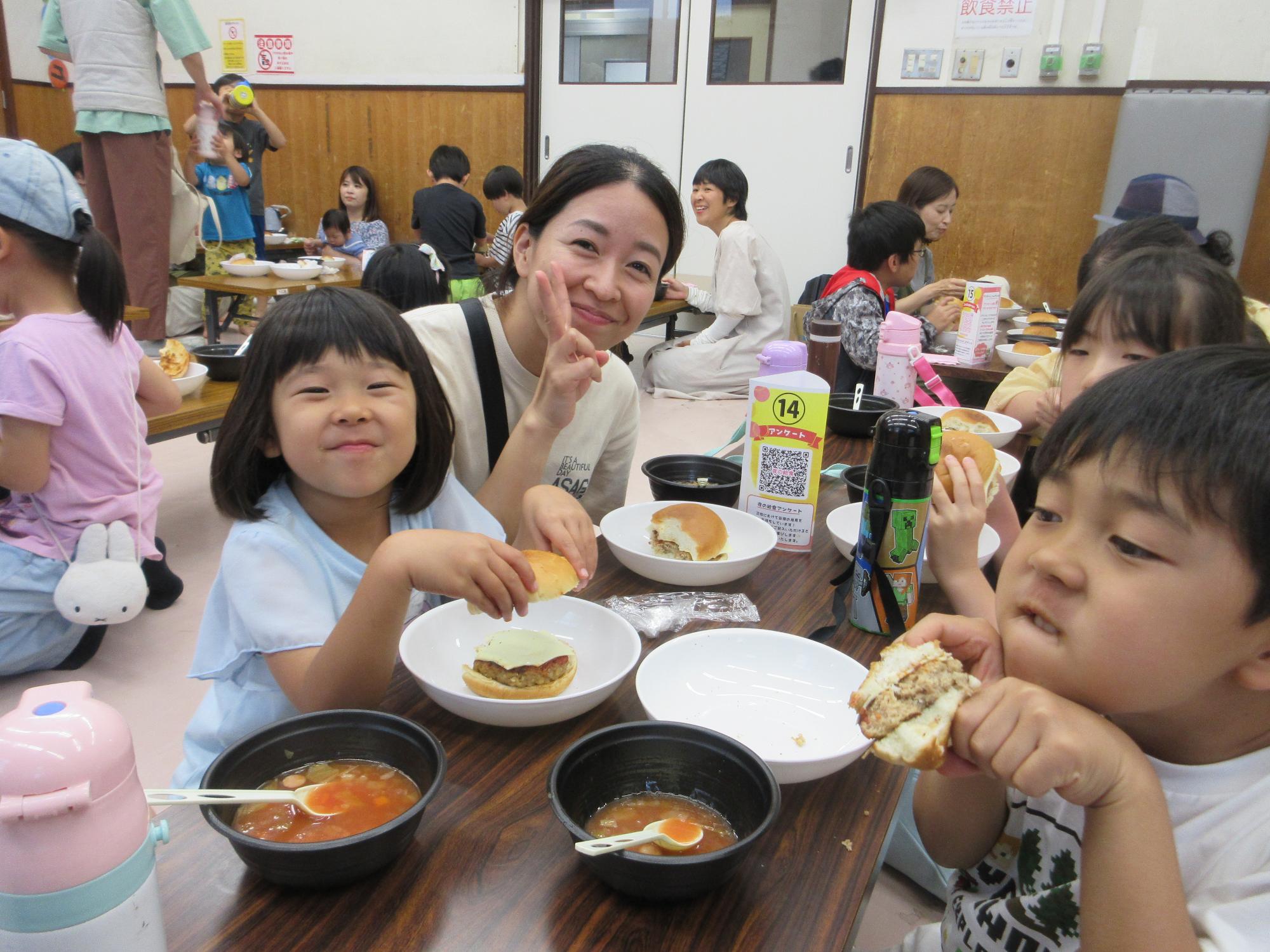 食事をしている様子