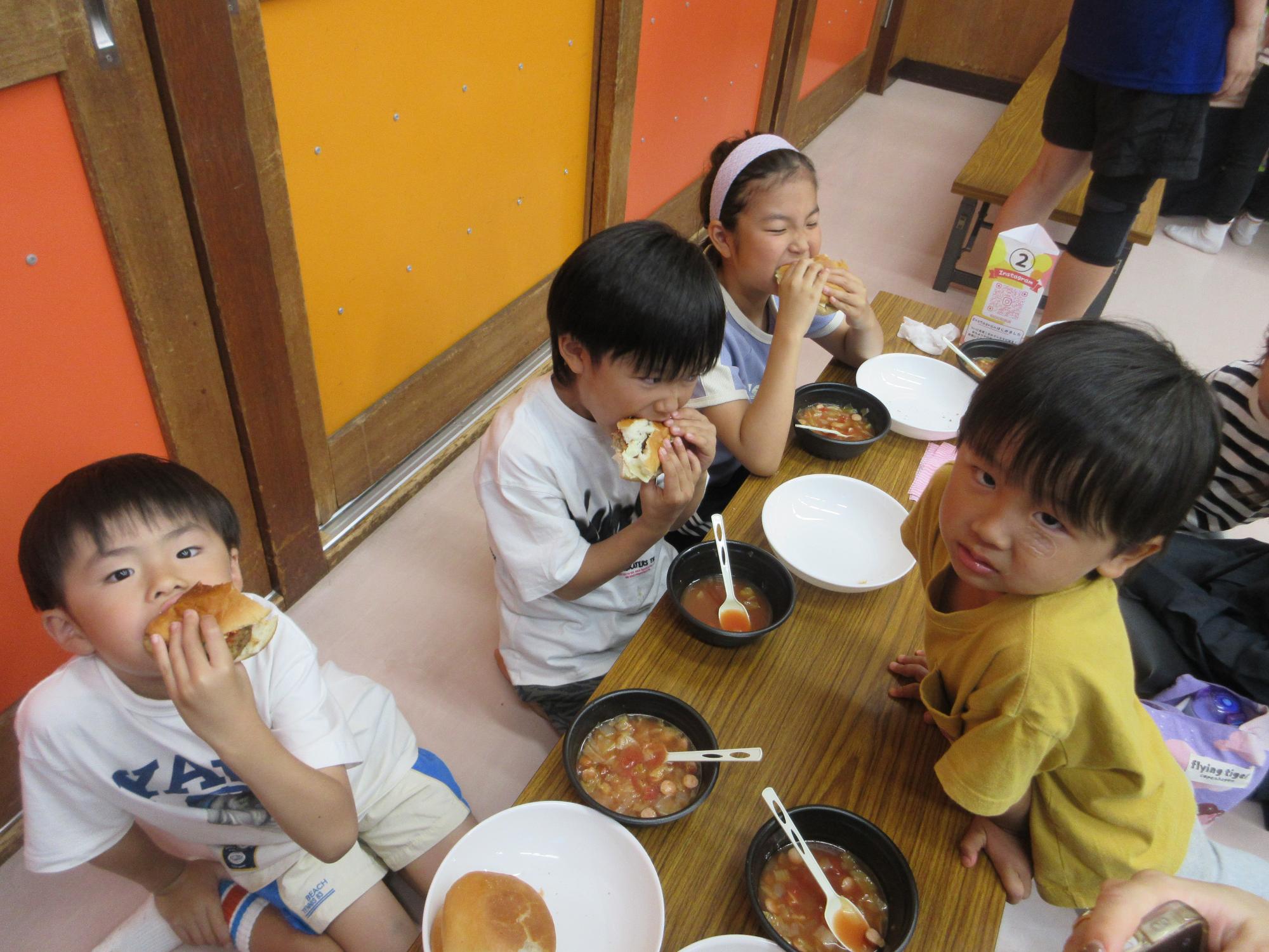 ハンバーグを食べている様子