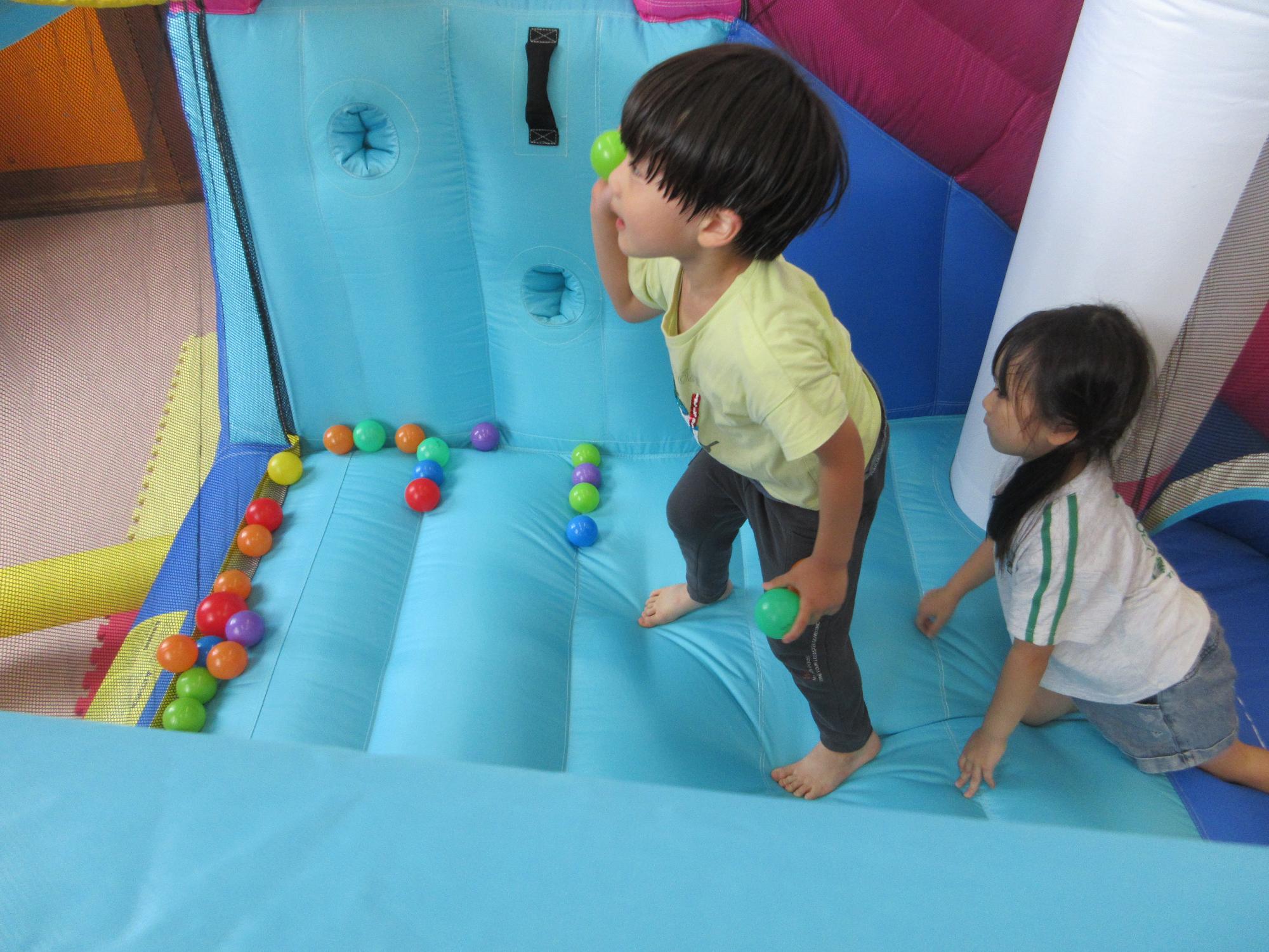 ボールを投げて遊ぶ子どもの様子