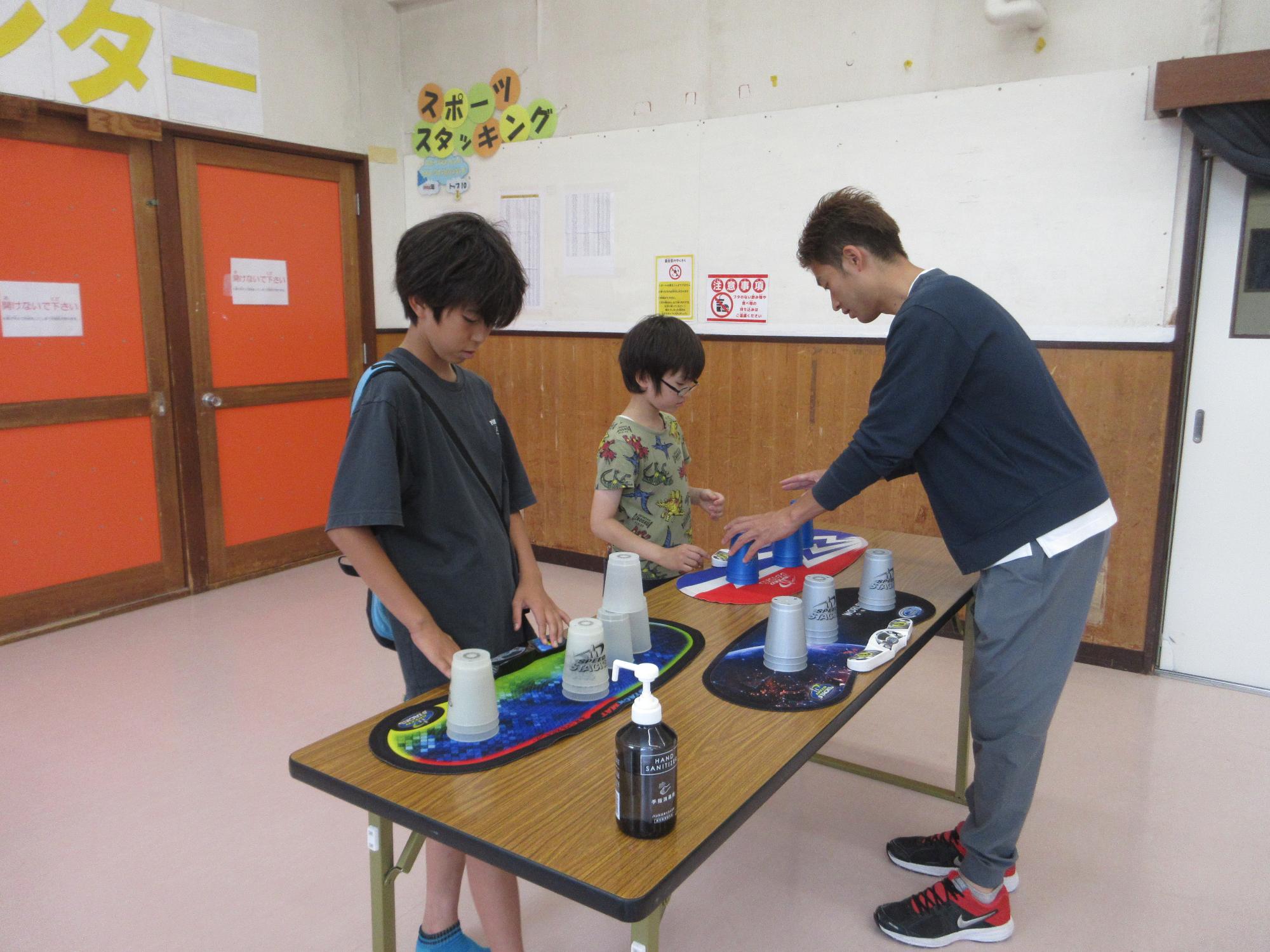 瀬尾さんに教えてもらっている様子