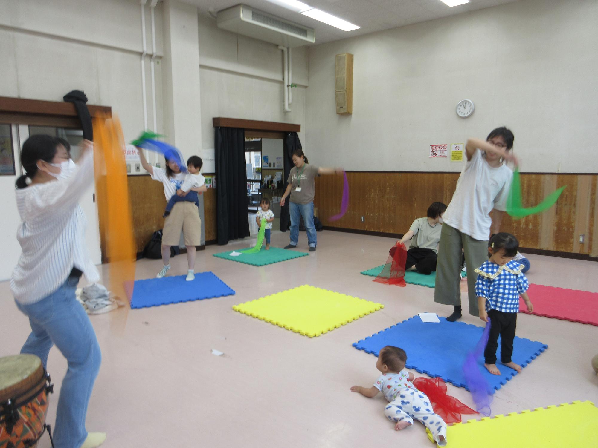 スカーフで遊ぶ様子