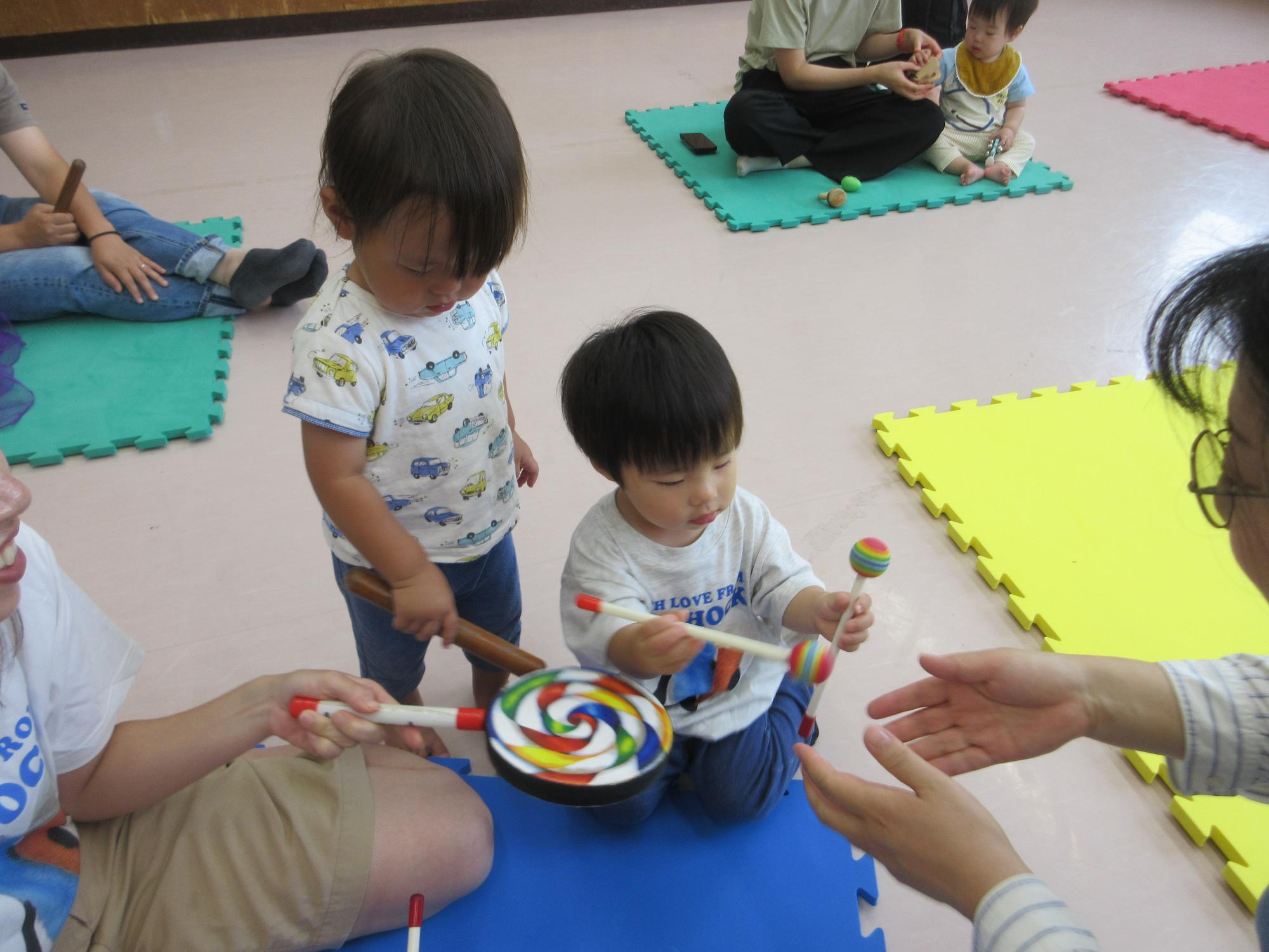 楽器を使う様子