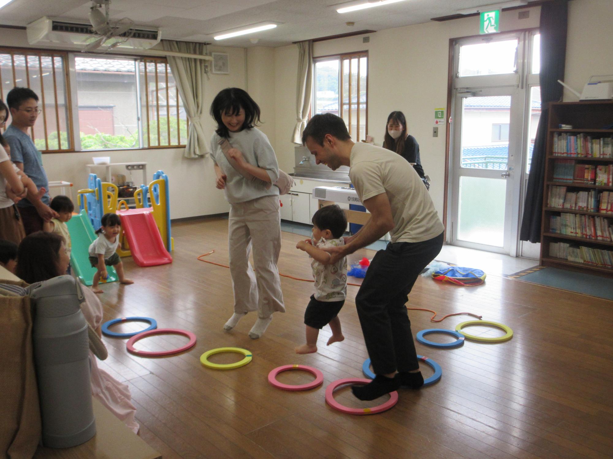 カエルの歌に合わせて遊ぶ様子