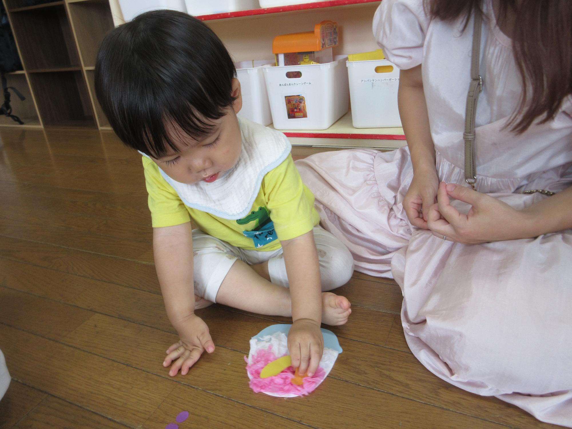 かき氷の工作をする様子