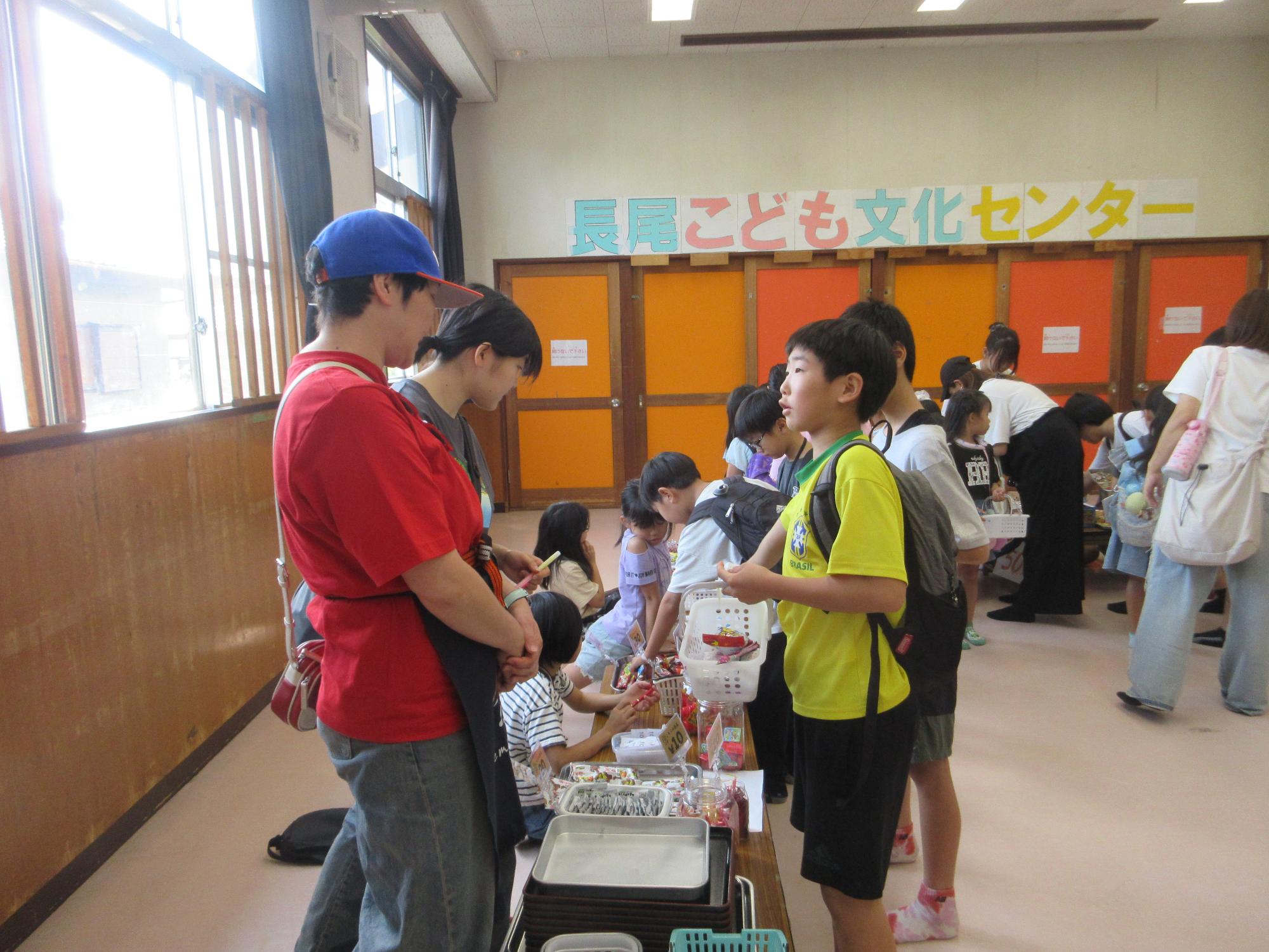 お菓子を購入する小学生の様子