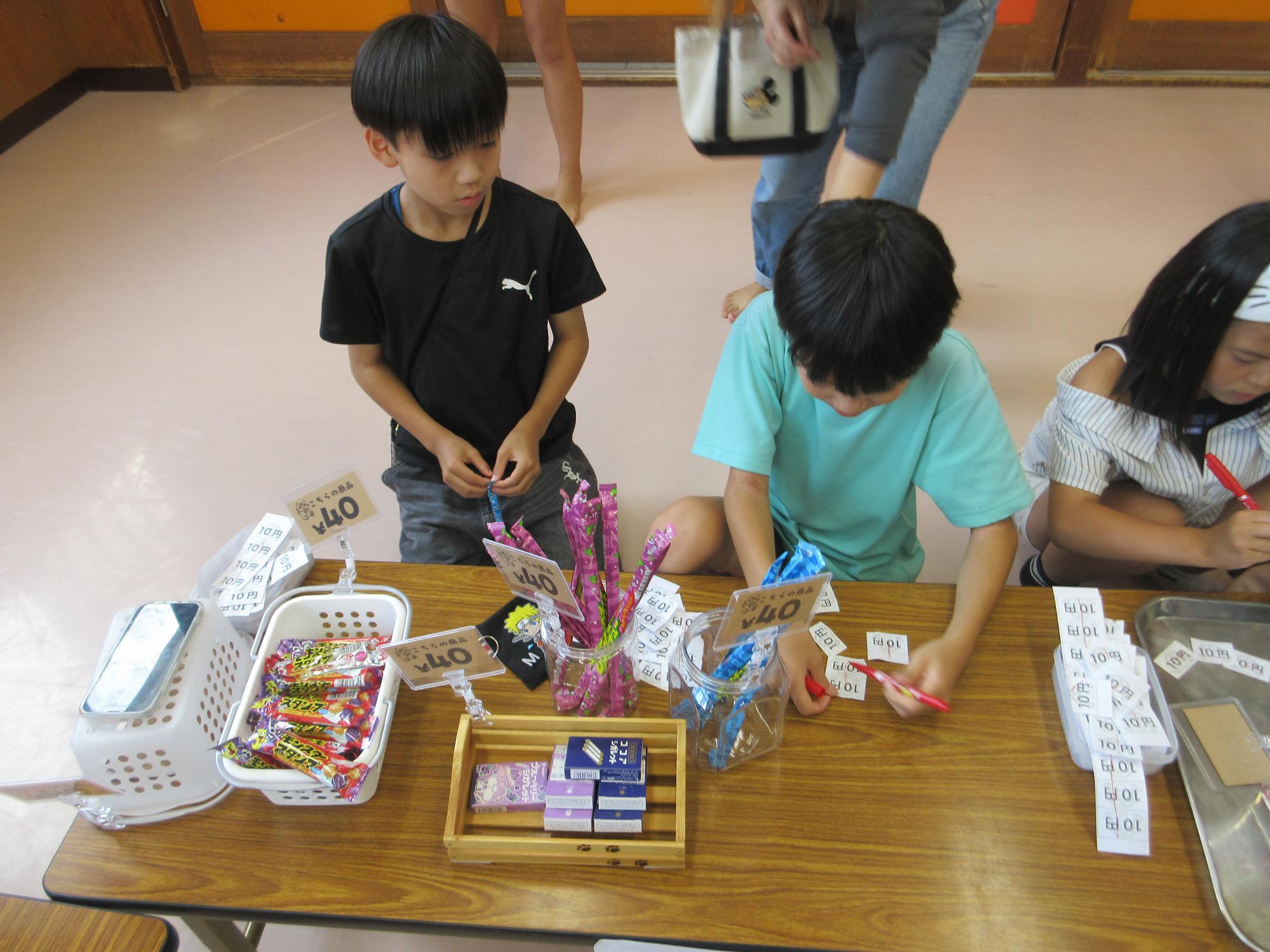 店員をする小学生のようす