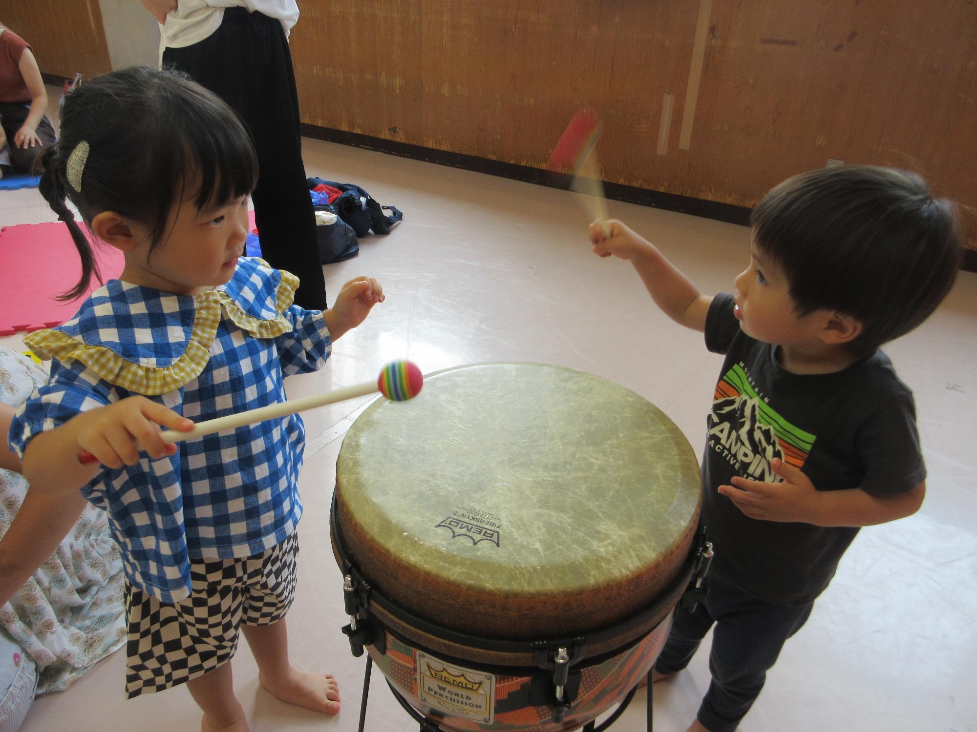 打楽器を演奏する様子