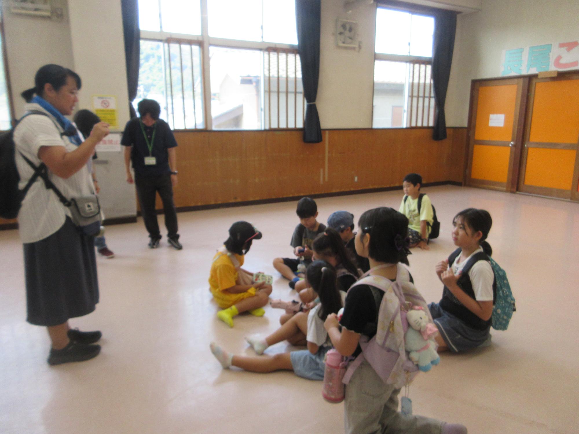 出発前に館長の説明を聞くこどもたちの写真