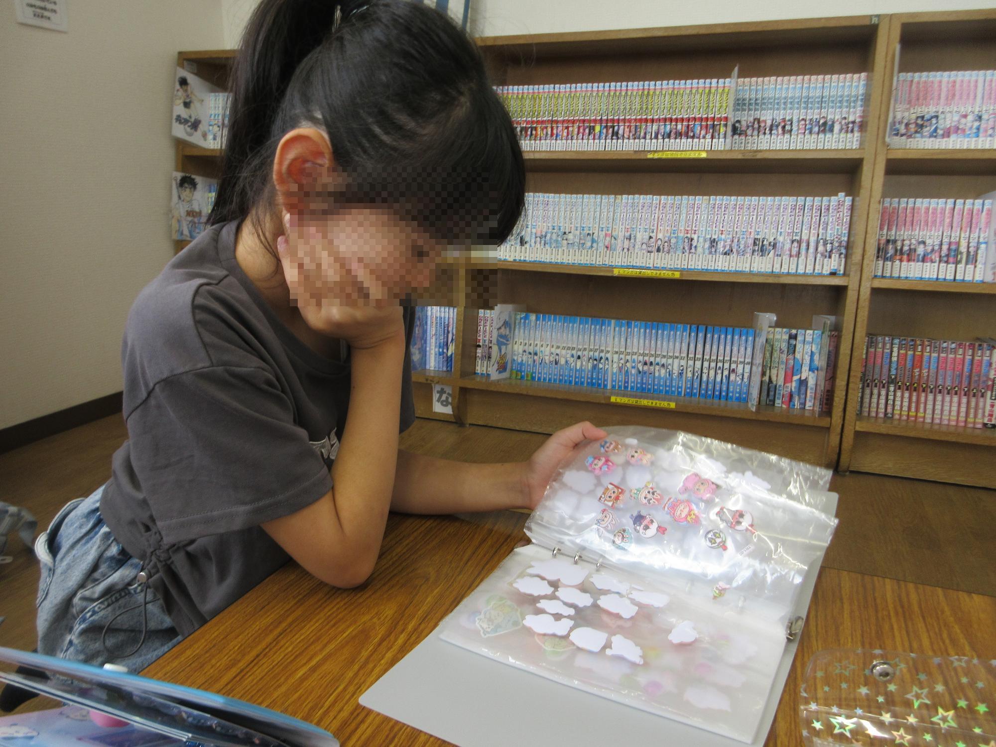 交換するシールを真剣に選ぶ児童のようす