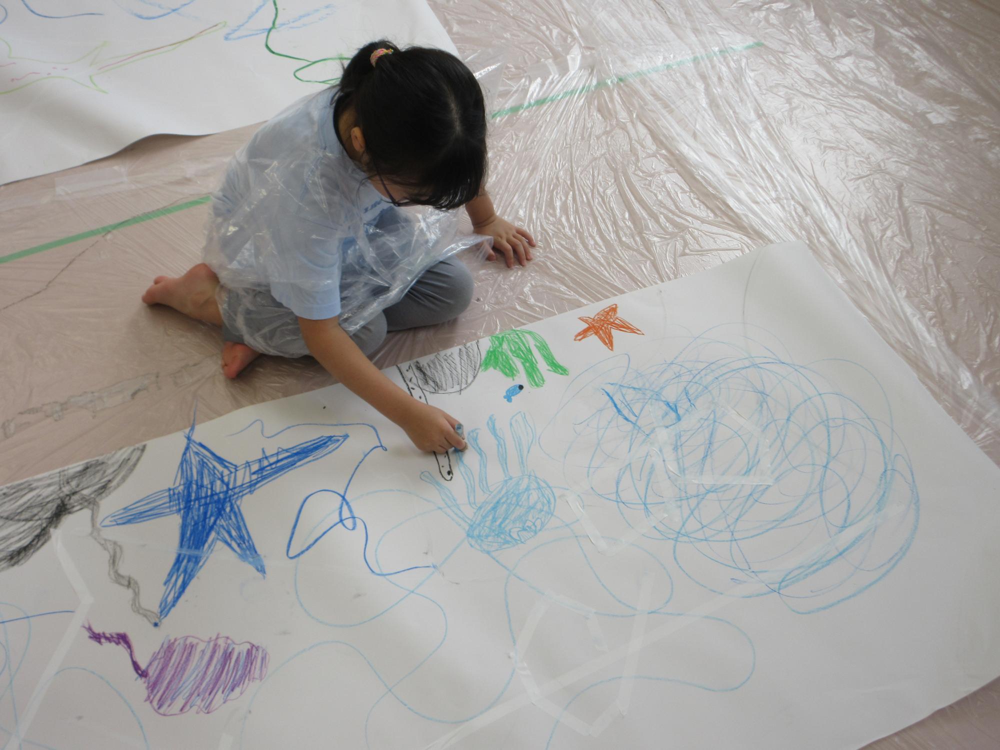 クレヨンで絵を描く様子