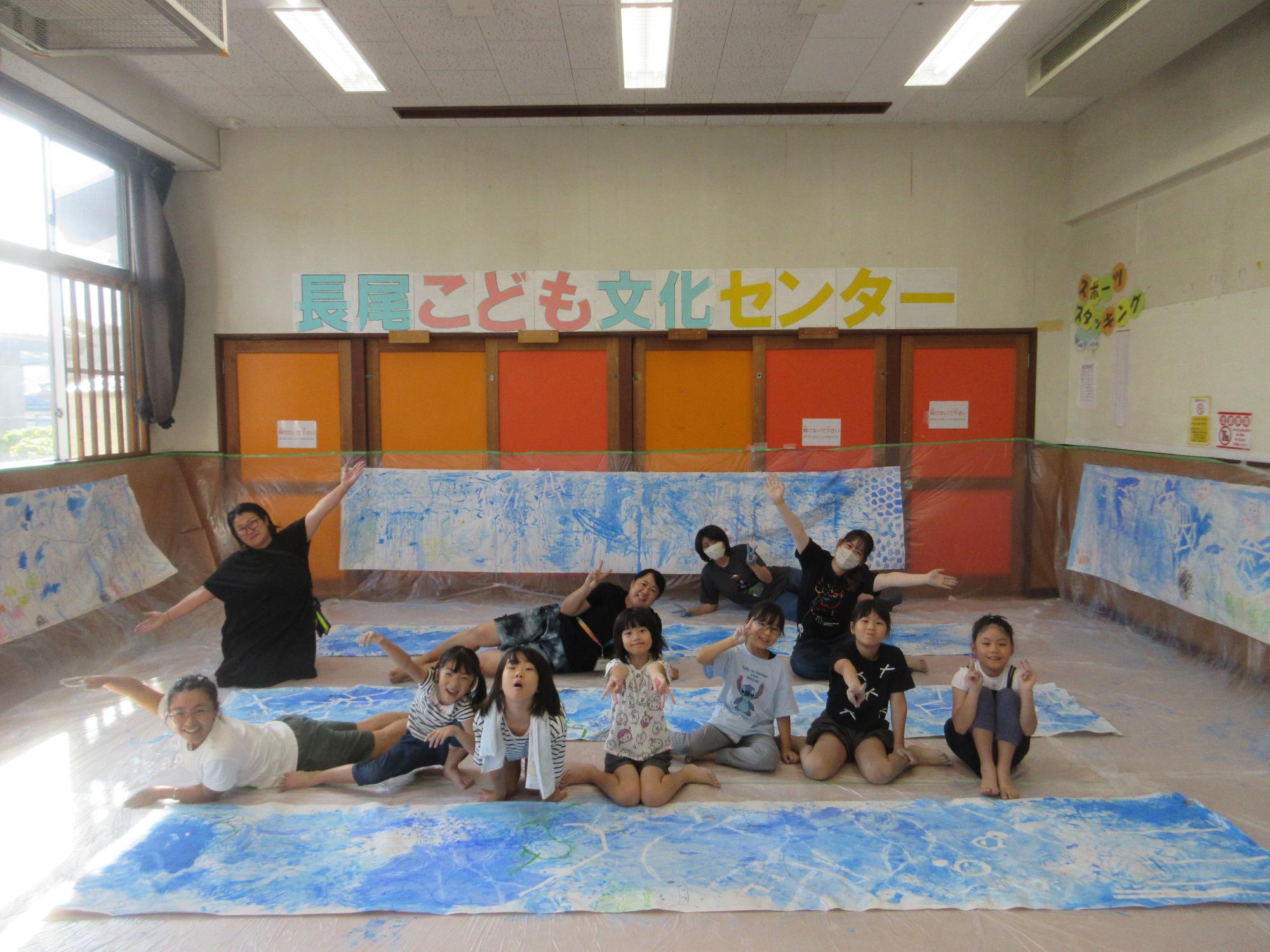 完成した作品と集合写真