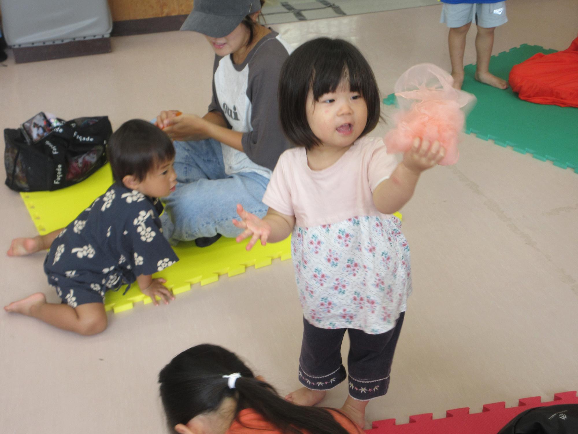 スカーフを使って遊ぶ様子