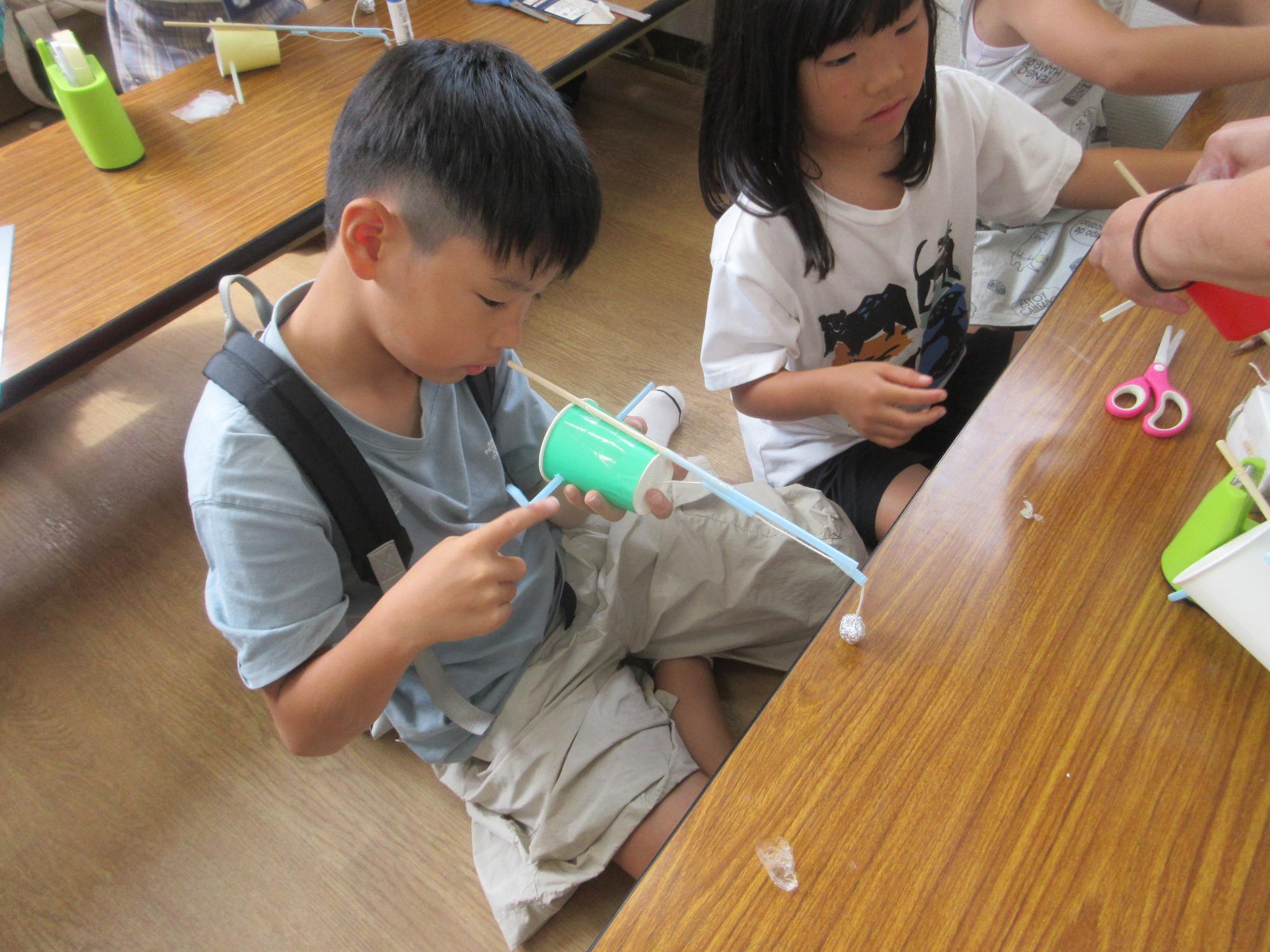 釣り竿を作っている様子