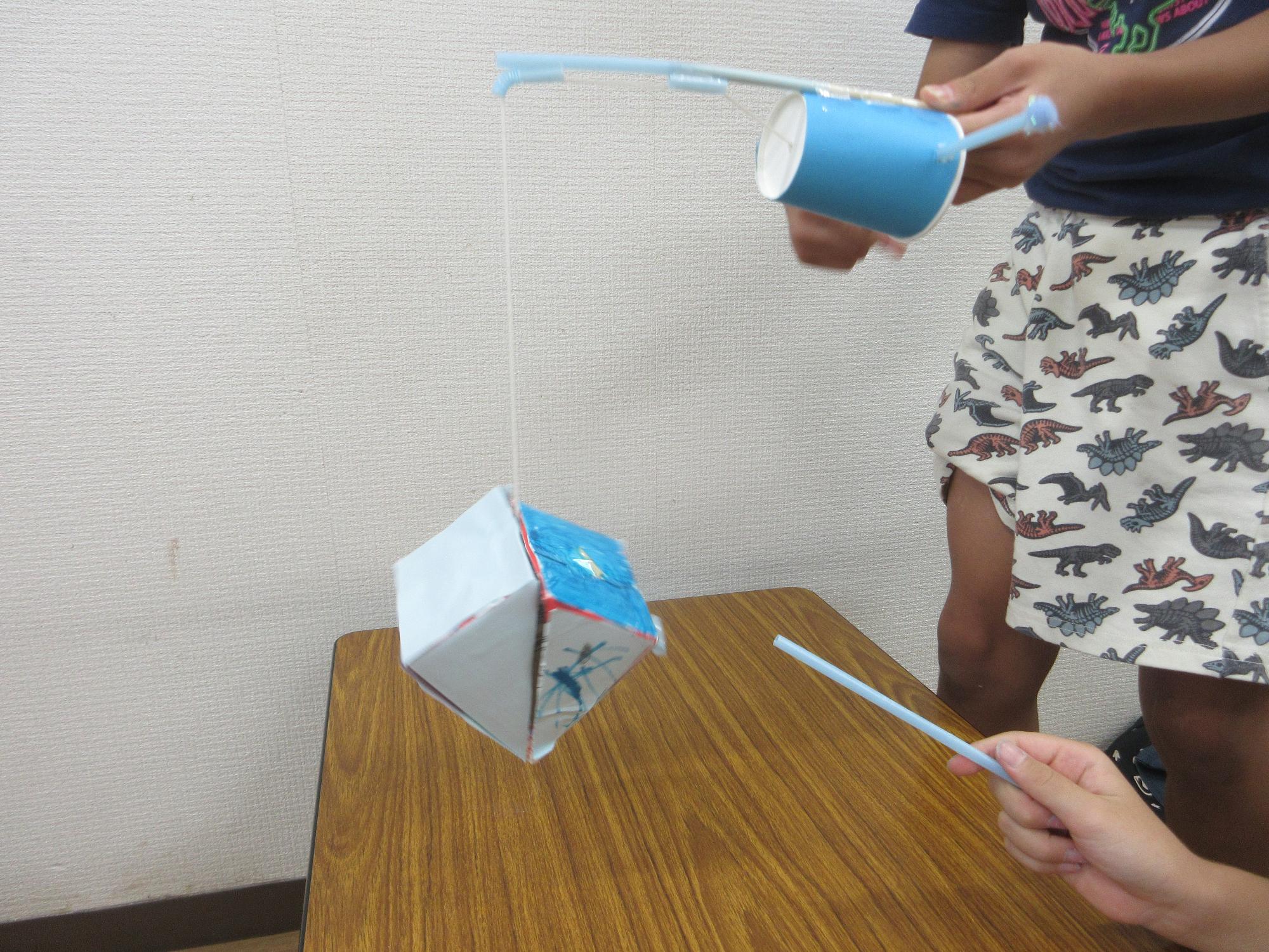 釣りをして遊ぶ様子