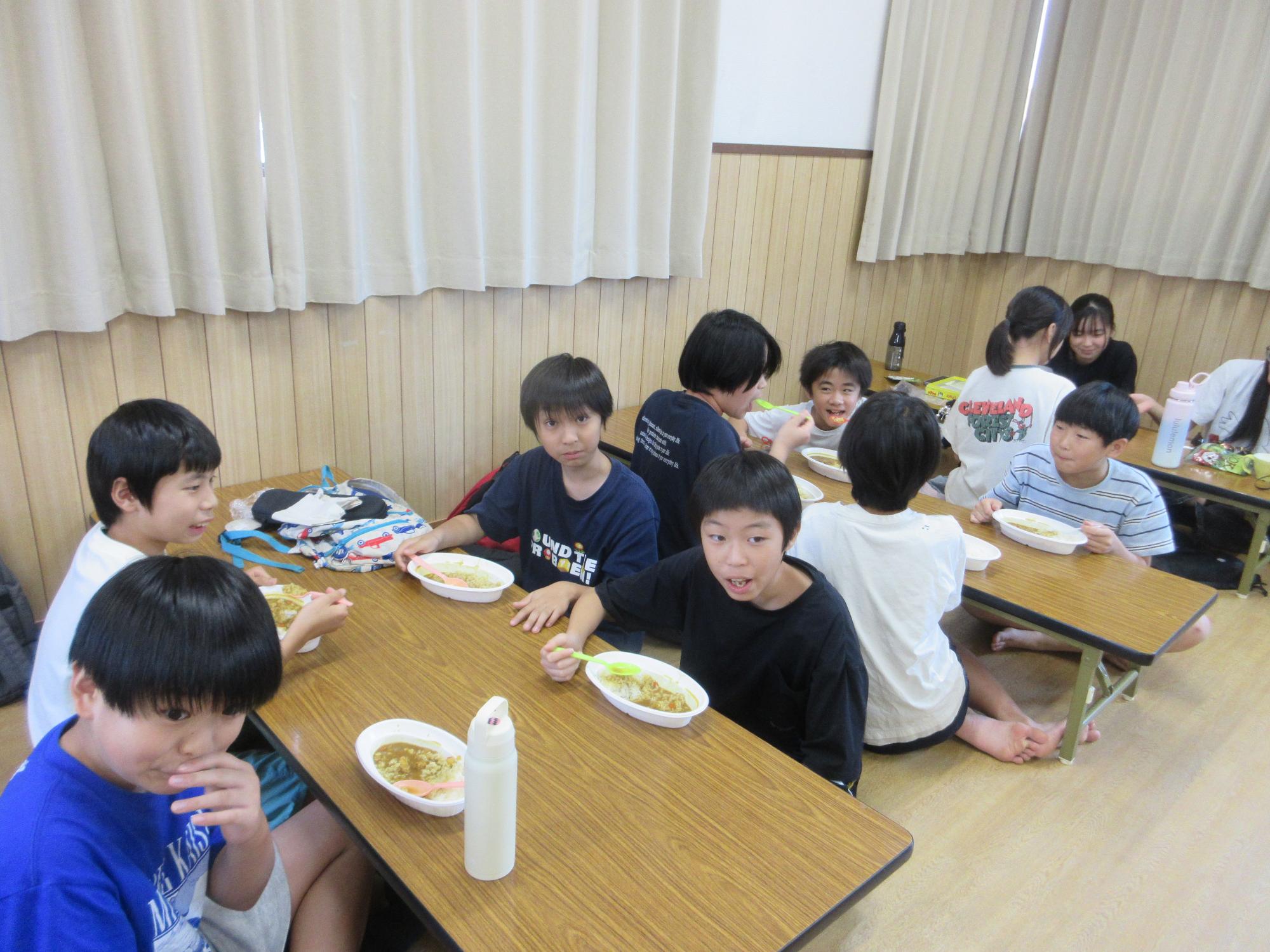 カレーを食べる参加者のようす