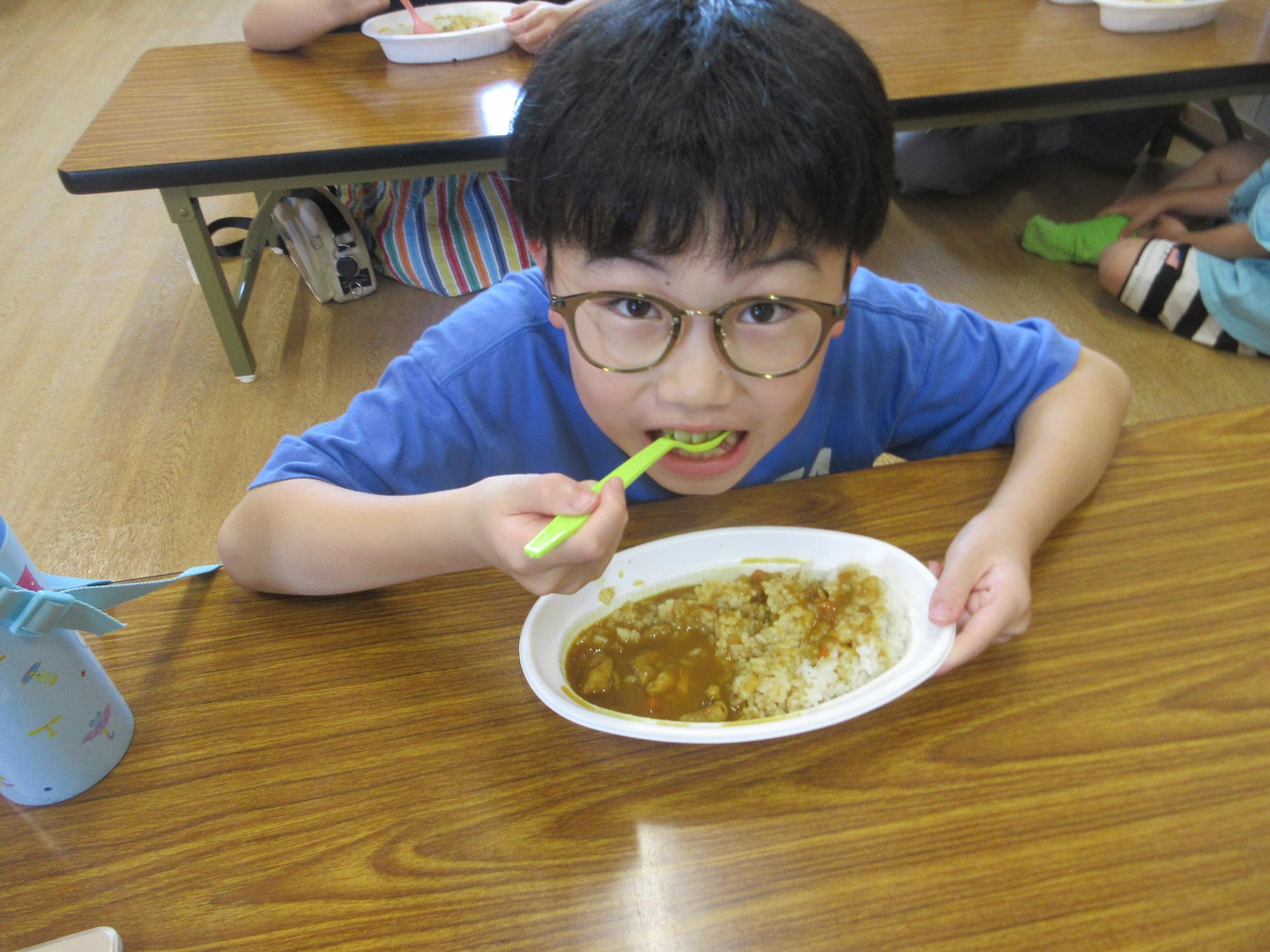 カレーを食べている様子