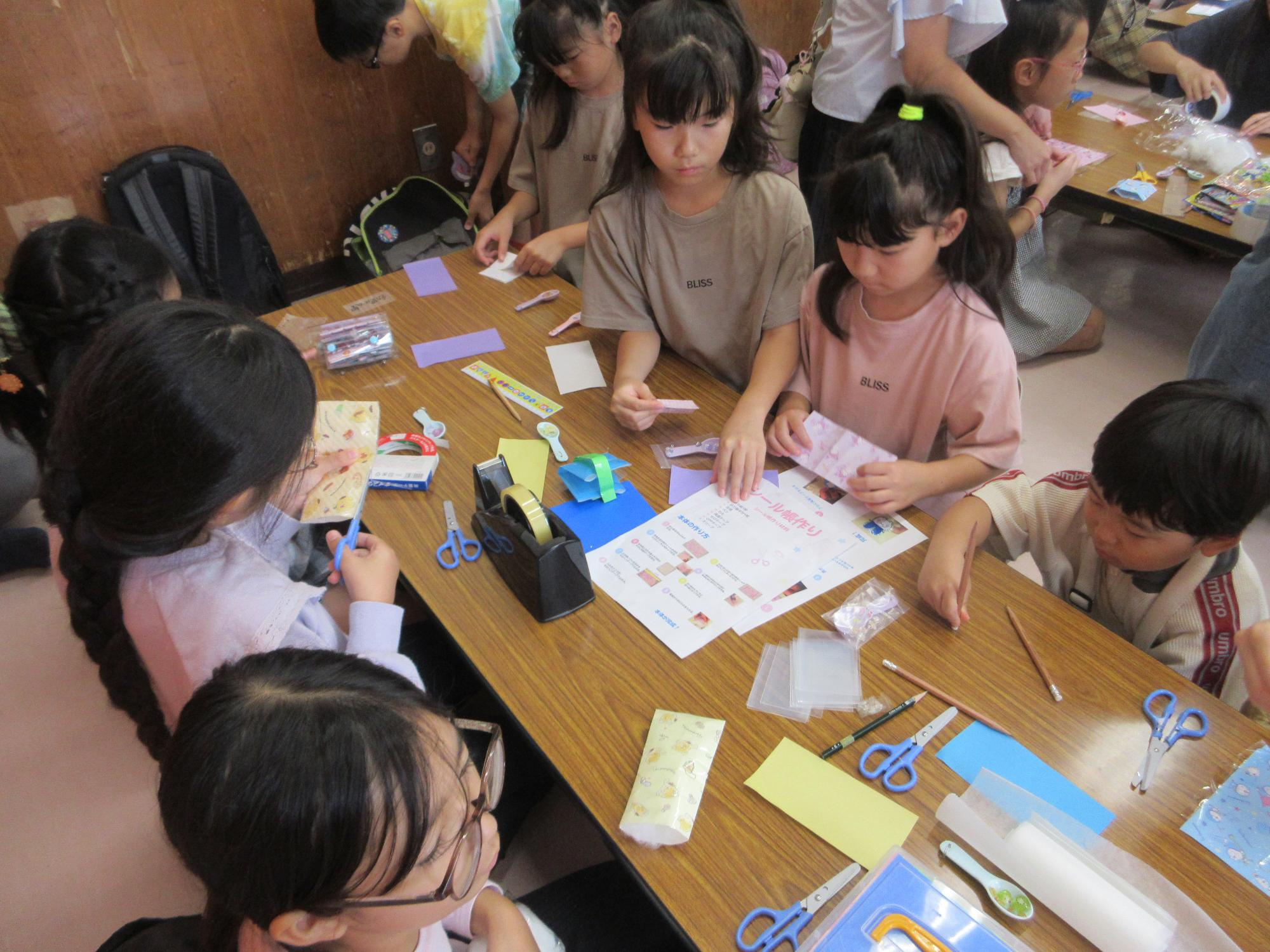 作り方を熟読する児童たちの様子