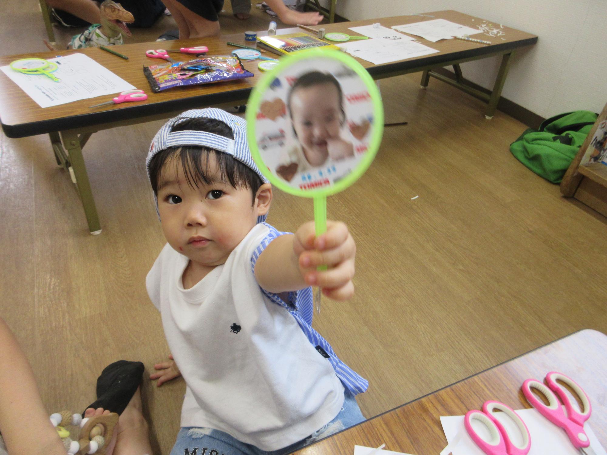 作品を見せる子どもの様子