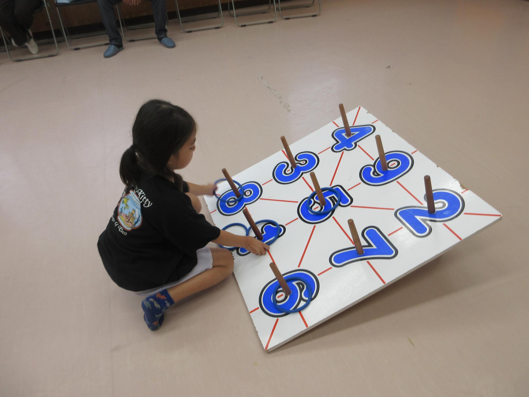 わなげでビンゴを達成した子どもの様子